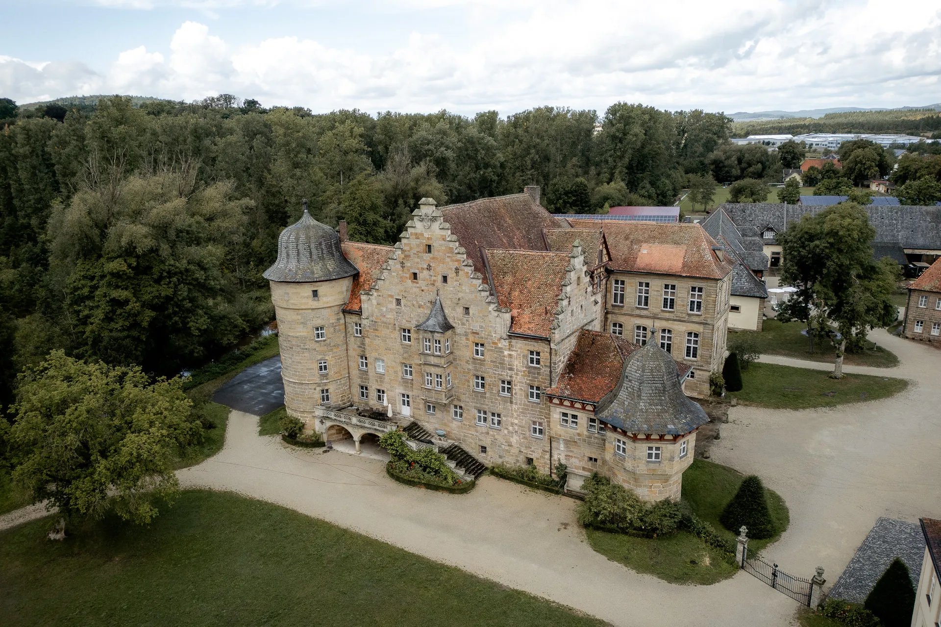 Luftaufnahme Schloss Eyrichshof mit historischer Architektur und grüner Parkanlage