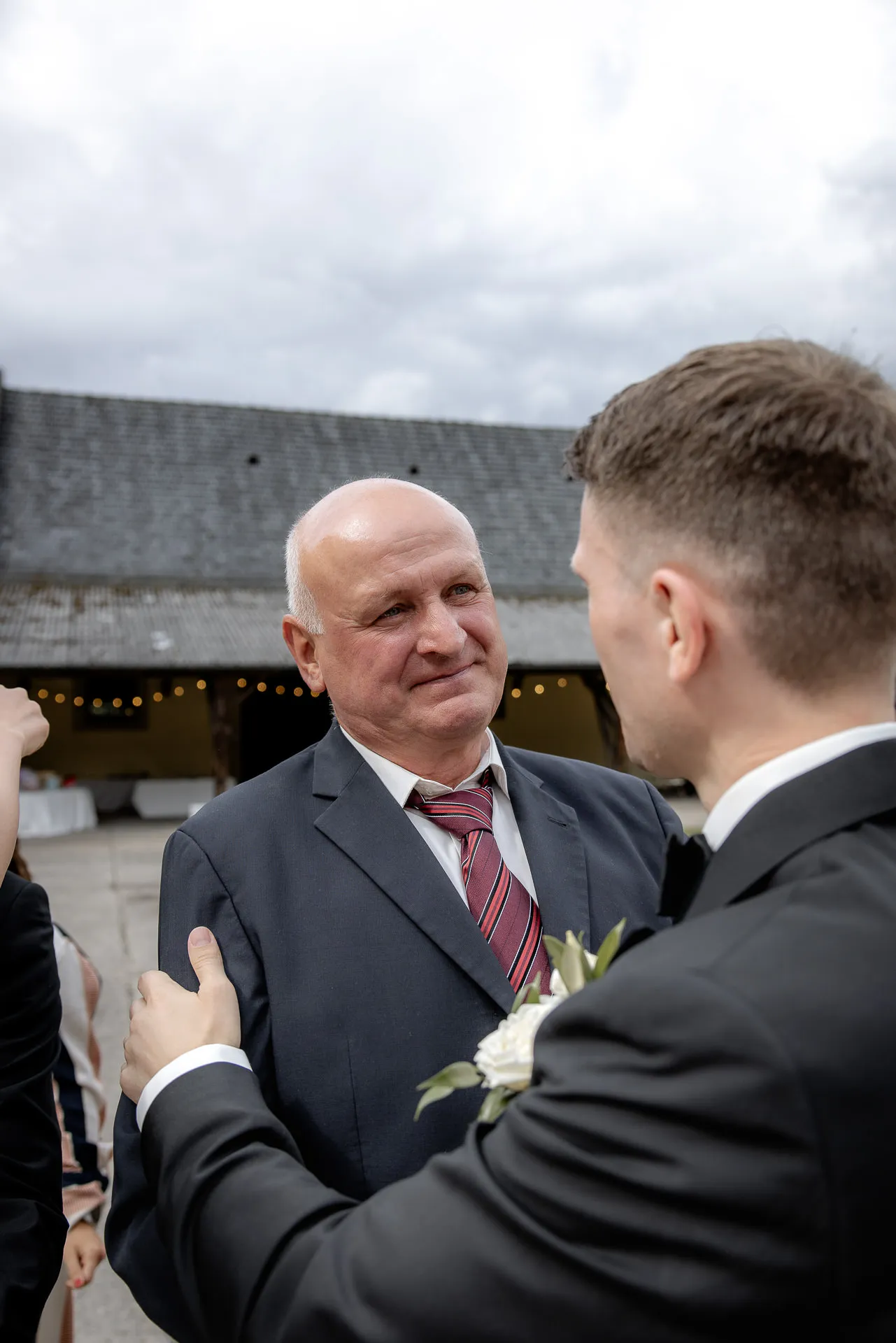 Emotionaler Moment zwischen Bräutigam und Hochzeitsgast am Schloss Eyrichshof