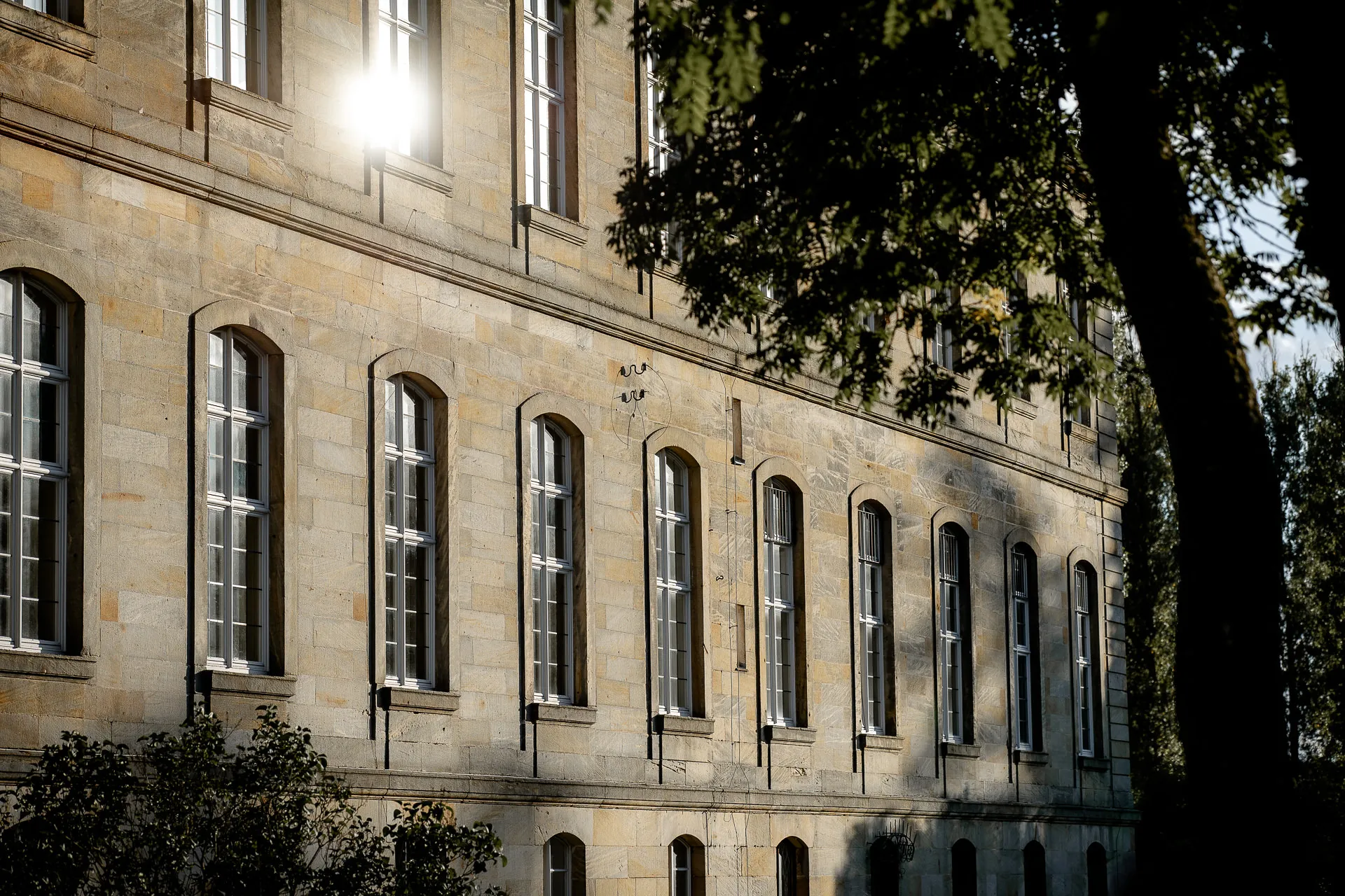 Historische Schlossfassade Eyrichshof im goldenen Licht bei Hochzeit im Freien