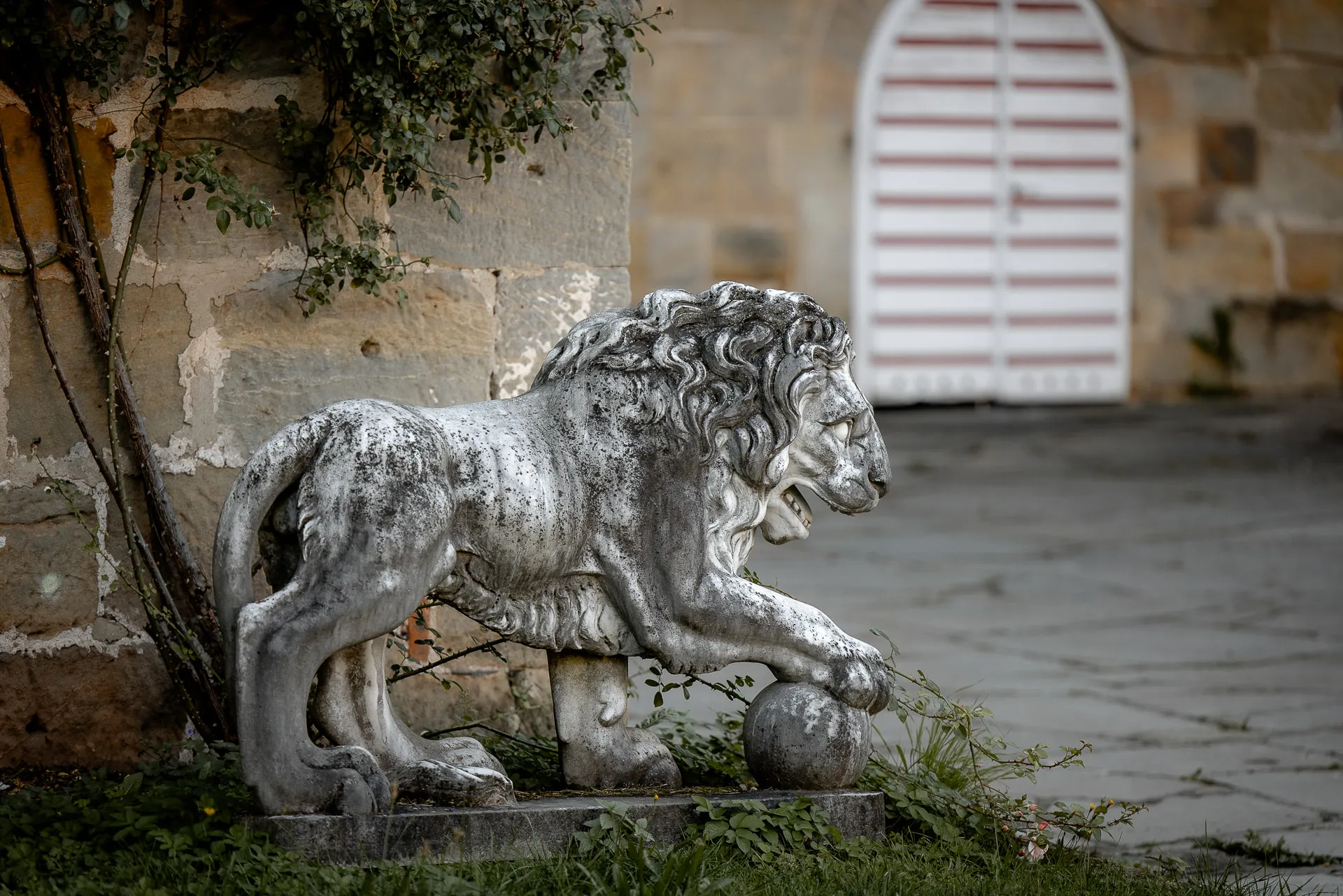 Historische Löwenskulptur am Schloss Eyrichshof bei romantischer Hochzeitsfotografie