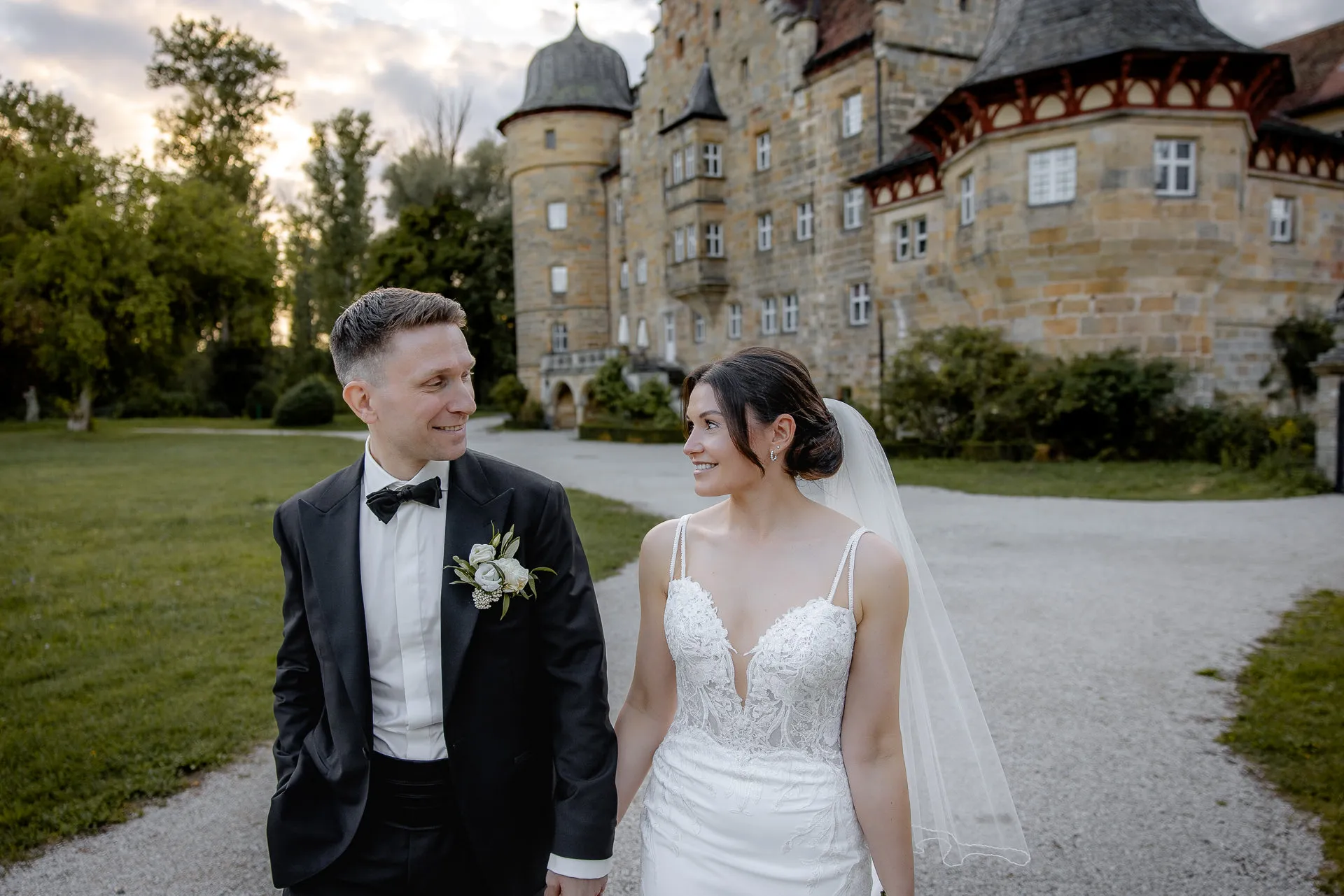 Verliebtes Brautpaar vor Schloss Eyrichshof Türmen bei romantischer Abendhochzeit