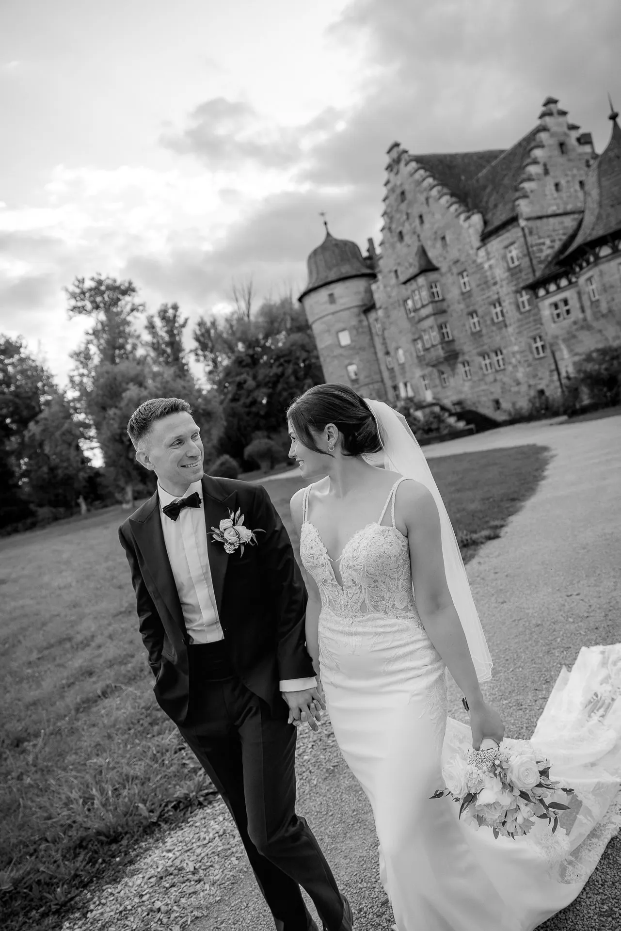 Verliebtes Brautpaar vor Schloss Eyrichshof bei Abendhochzeit in Schwarz-Weiß Hochzeitsfotografie