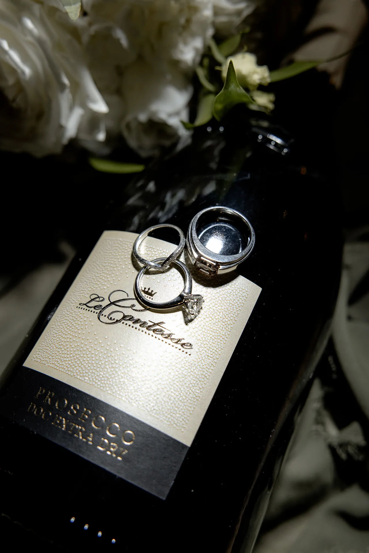 Elegante Eheringe mit Verlobungsring auf Hochzeitseinladung bei Schlosshochzeit Eyrichshof