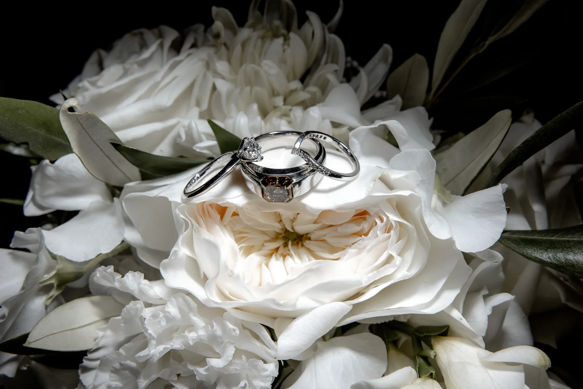 Eheringe auf weißem Brautstrauß Detailaufnahme bei Hochzeit Schloss Eyrichshof