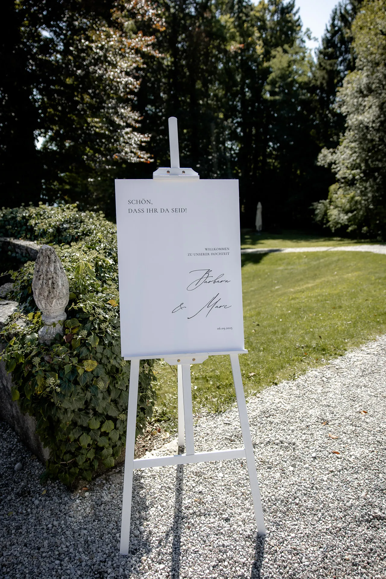 Elegantes Willkommensschild Barbara und Marc bei Luxushochzeit La Villa Starnberger See