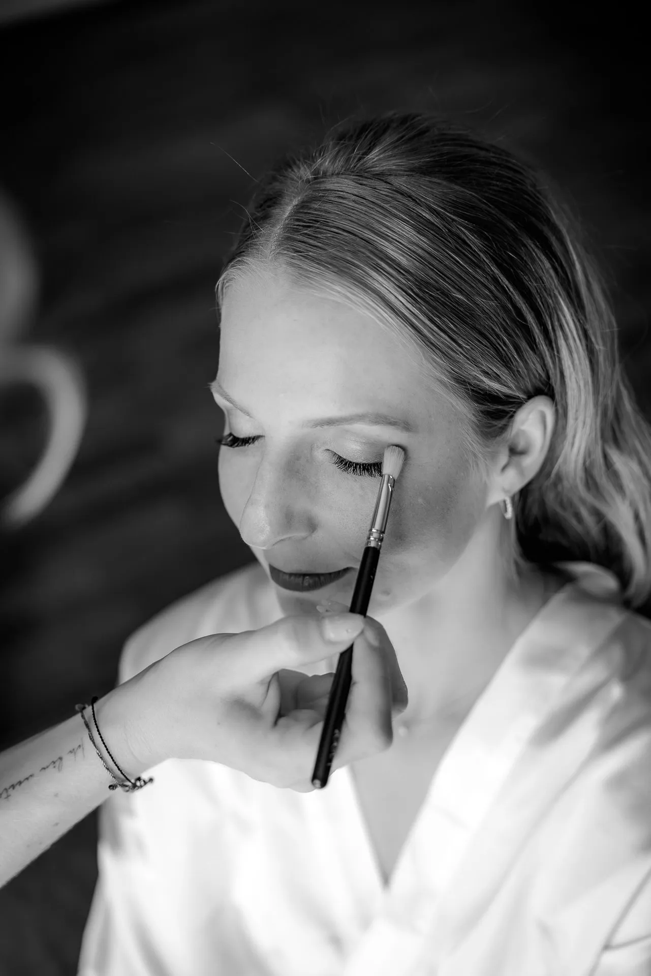 Professionelles Augen-Make-up der Braut schwarz-weiß Hochzeitsfotografie La Villa