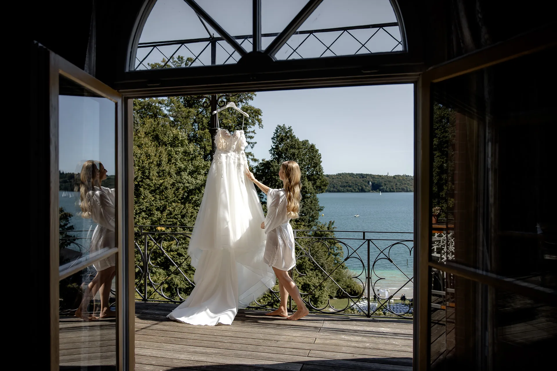 Brautkleid-Moment auf Balkon mit Seeblick La Villa Starnberger See