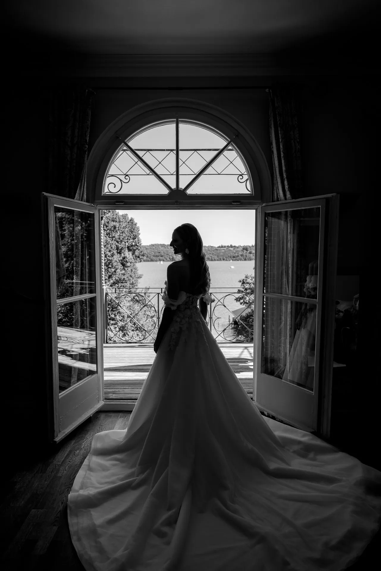 Braut-Silhouette am Fenster mit Seeblick schwarz-weiß La Villa