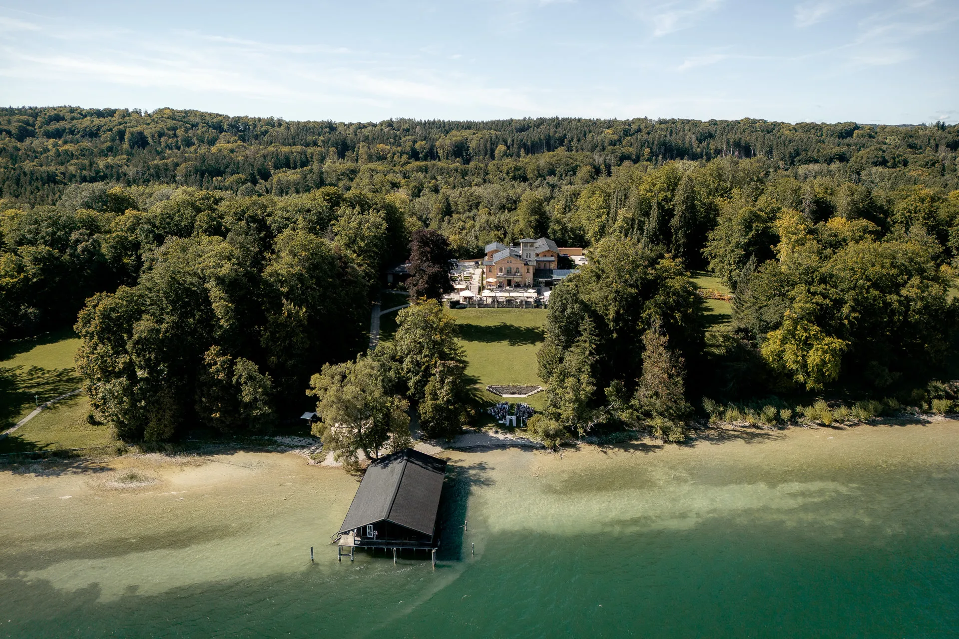 Luftaufnahme La Villa mit Bootshaus und Starnberger See Hochzeitslocation