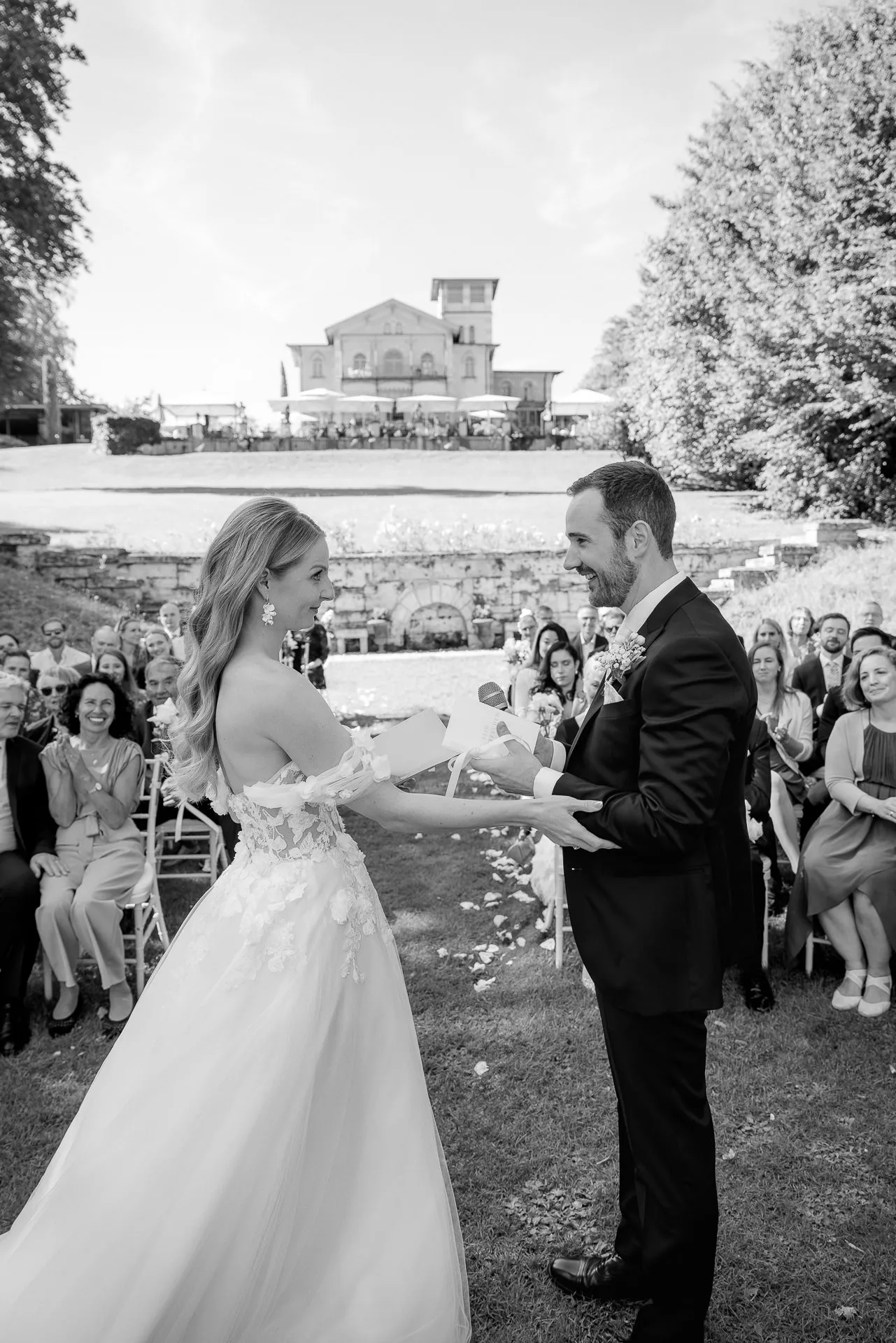 Brautpaar tauscht Gelübde bei Trauung mit La Villa im Hintergrund