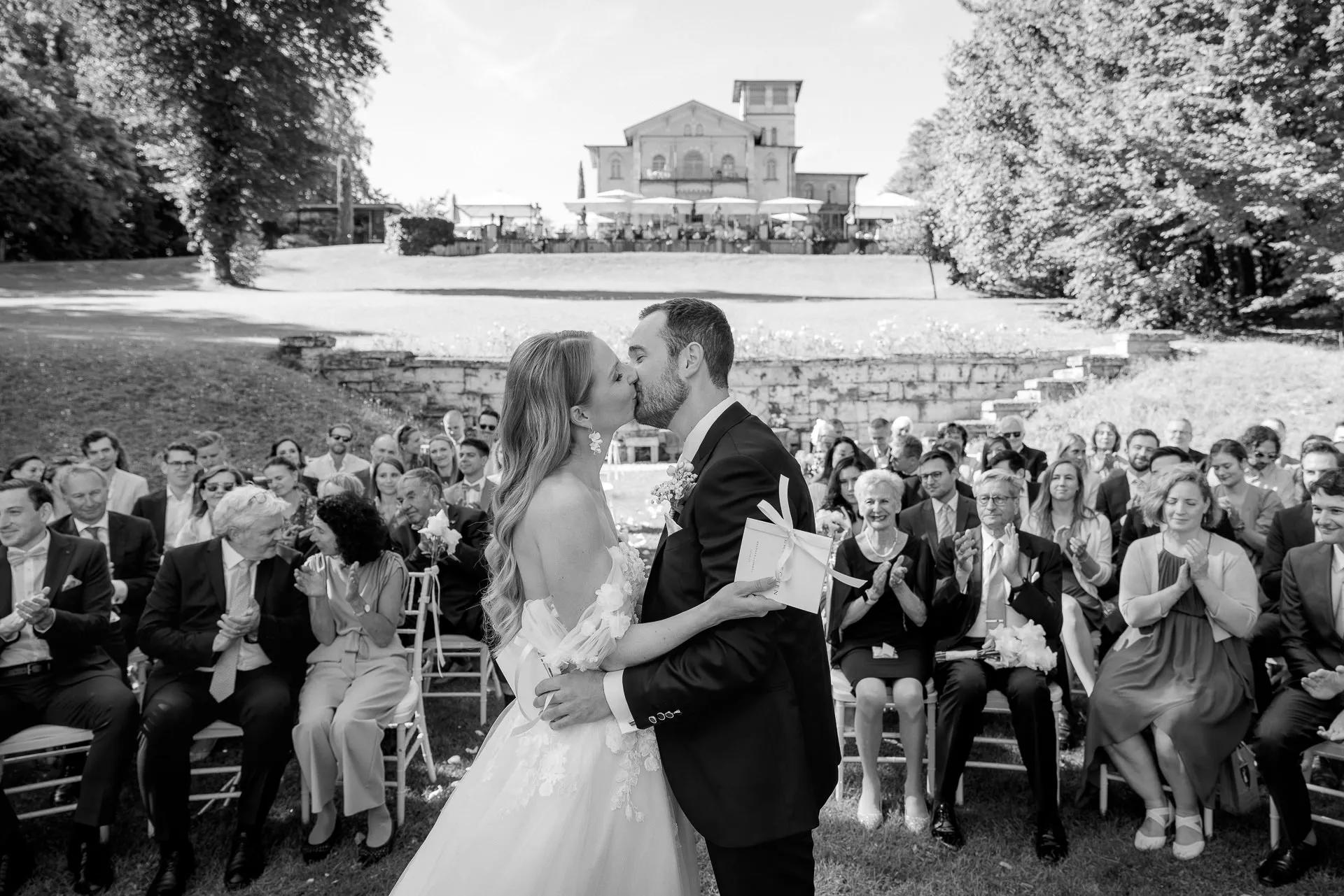 Emotionaler Hochzeitskuss vor Gästen bei freier Trauung La Villa