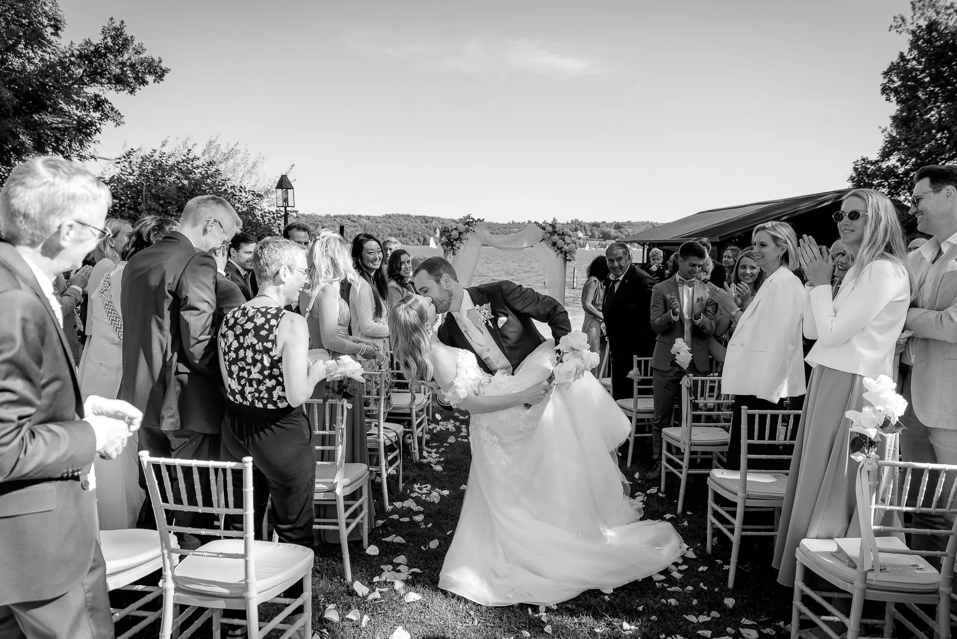 Brautpaar gratuliert und umarmt Gäste nach Zeremonie