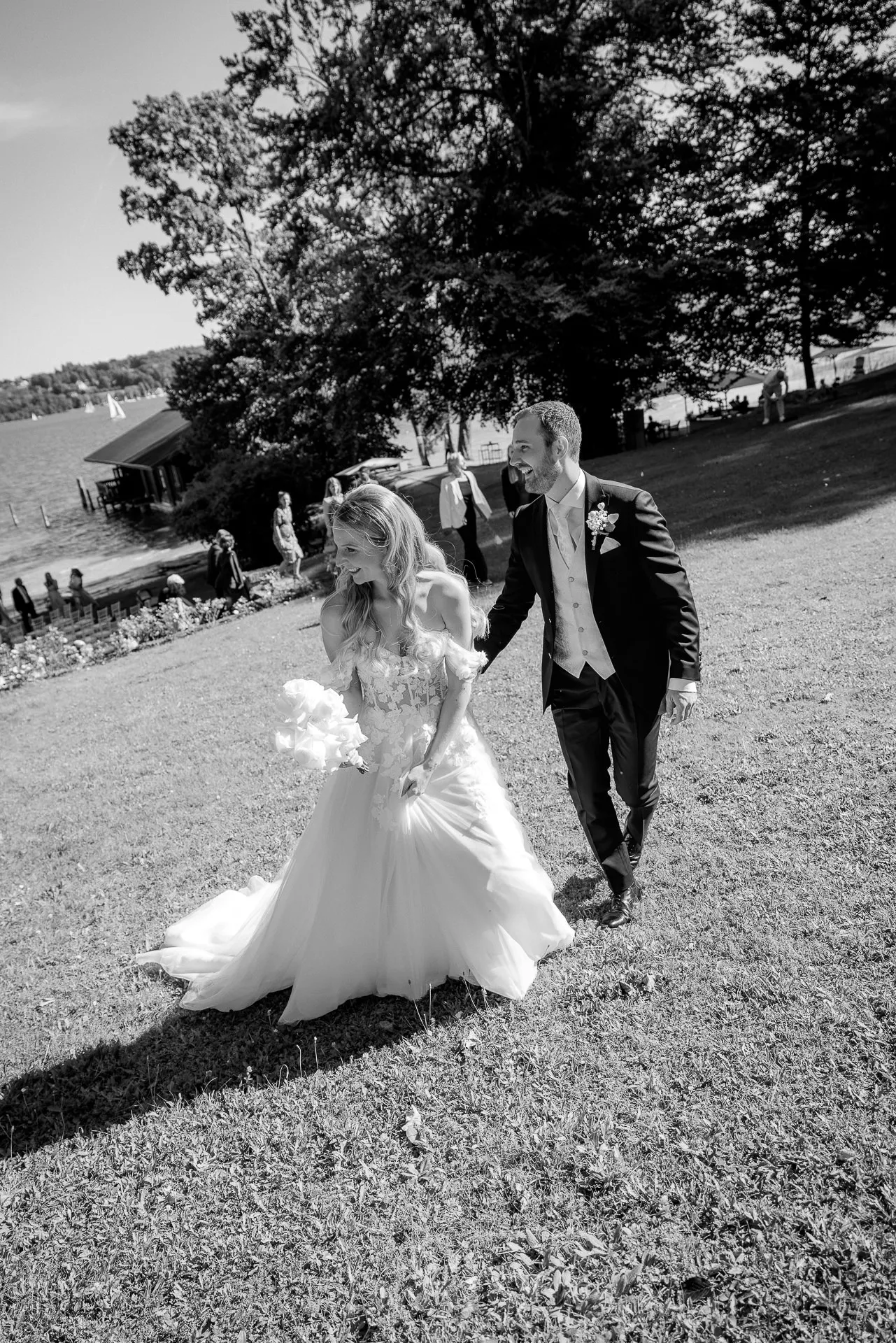 Brautpaar spaziert auf Gelände schwarz-weiß La Villa