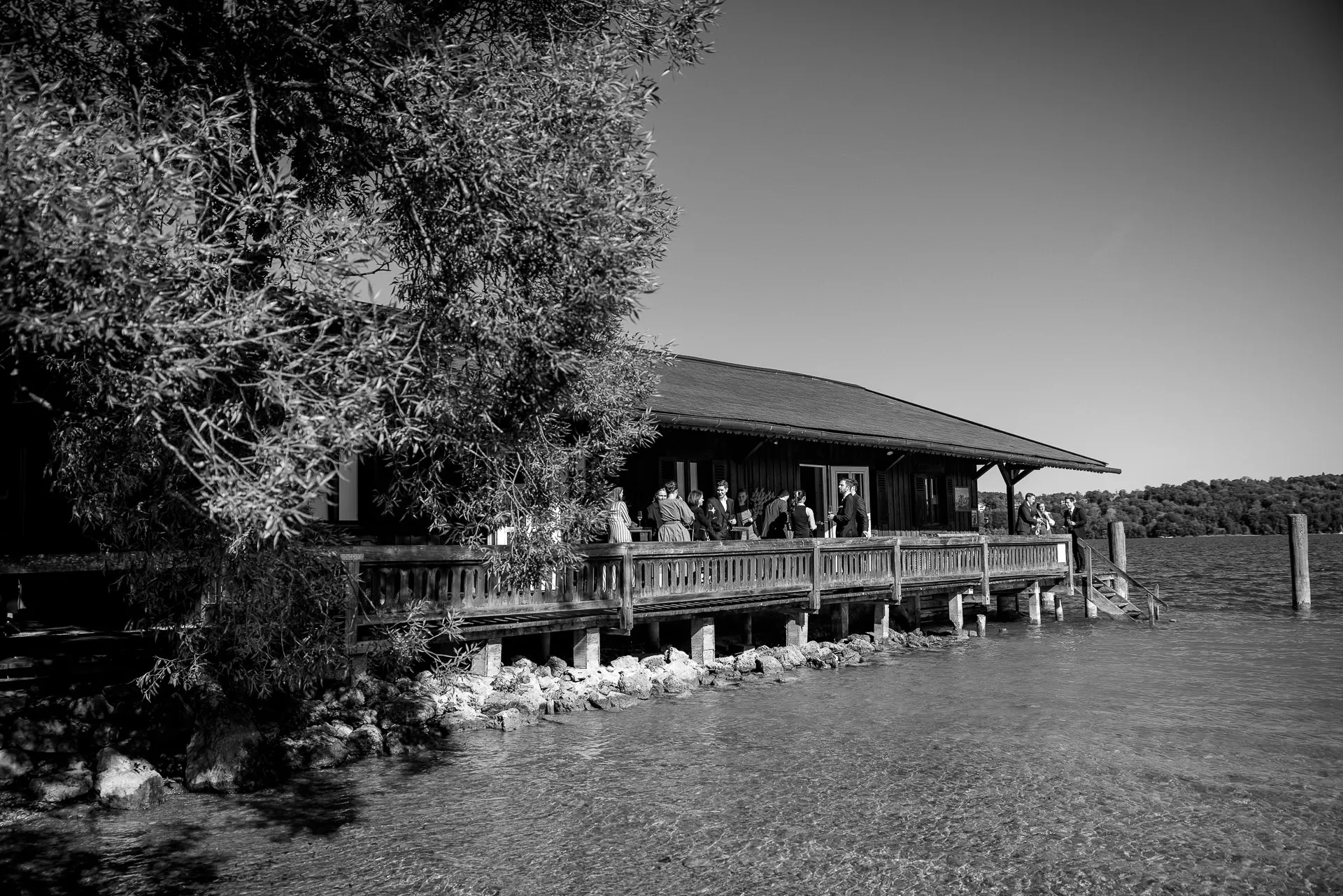 Historisches Bootshaus am Starnberger See mit Gästen schwarz-weiß