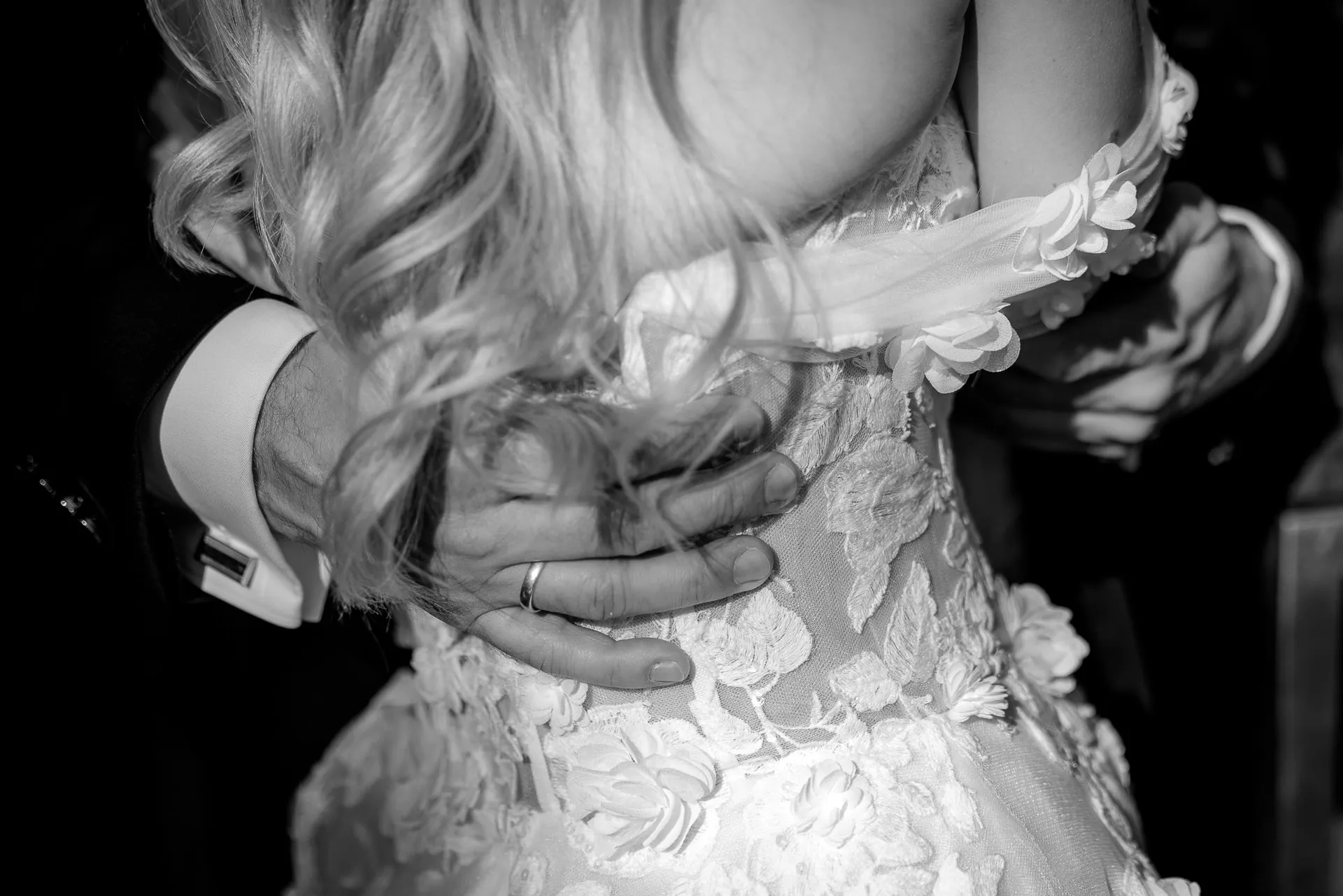 Intimes Brautpaar-Detail beim Tanzen schwarz-weiß