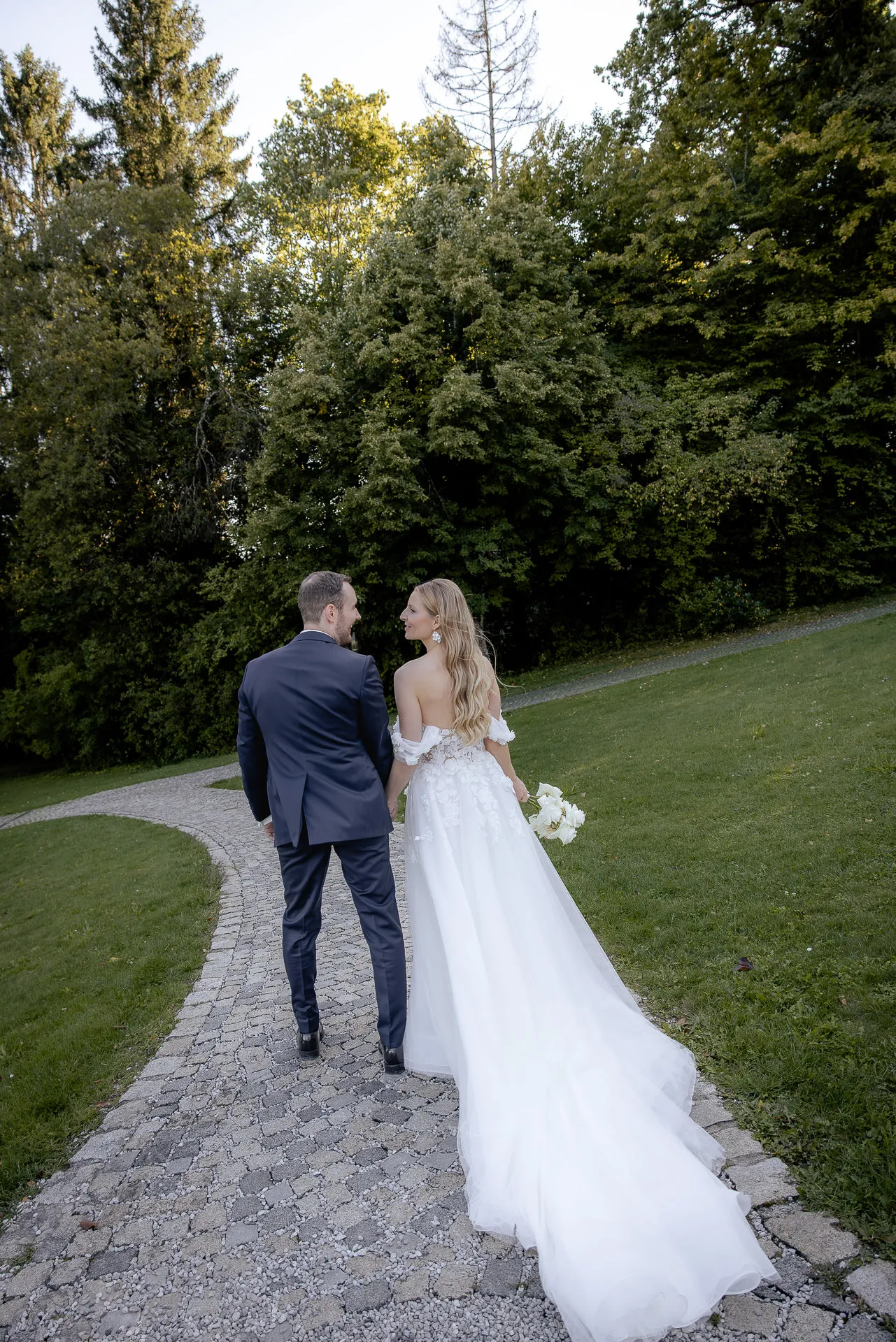 Festlich gedeckte Hochzeitstafel bei Abendempfang La Villa