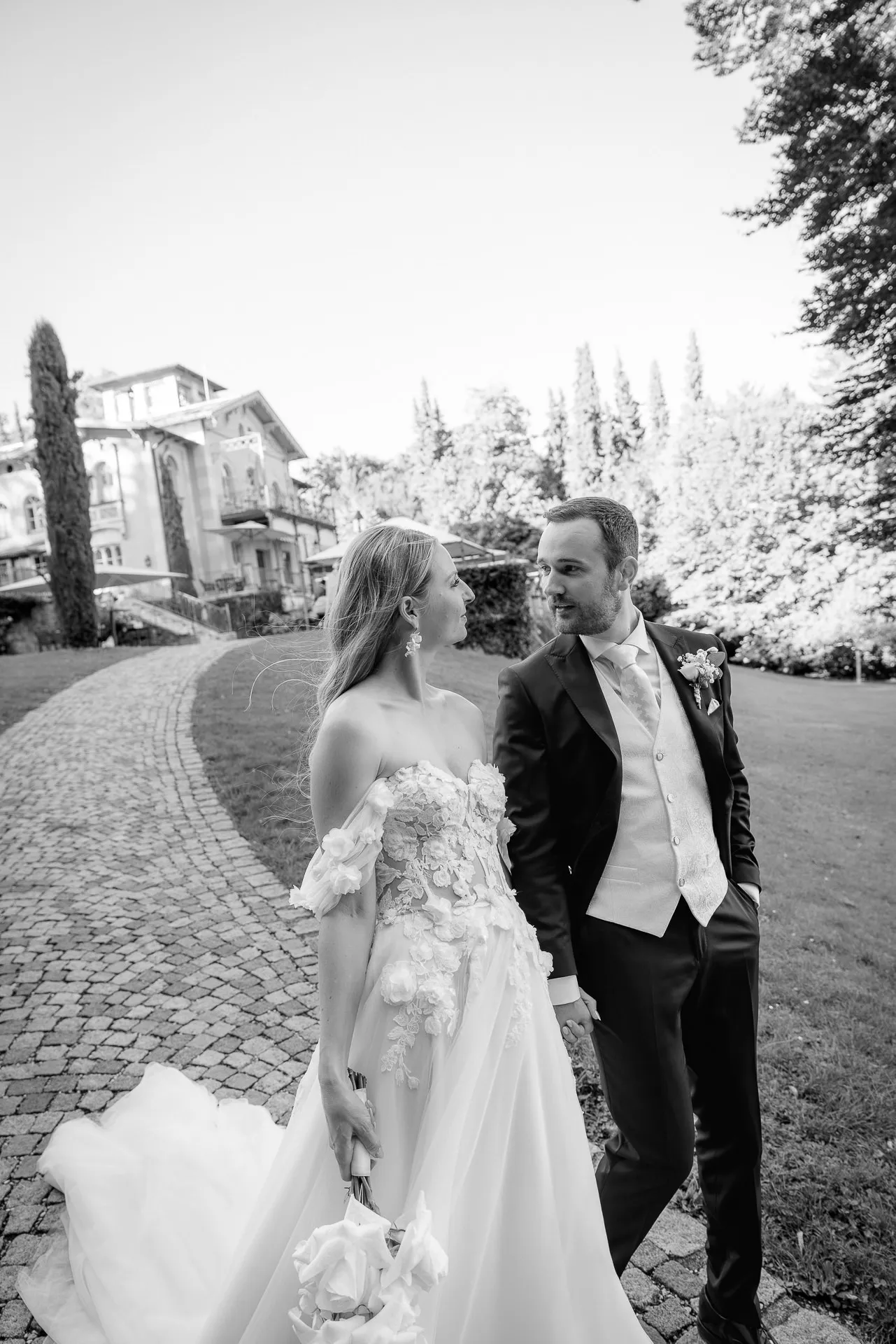 Romantischer Spaziergang des Brautpaars schwarz-weiß La Villa Parkanlage