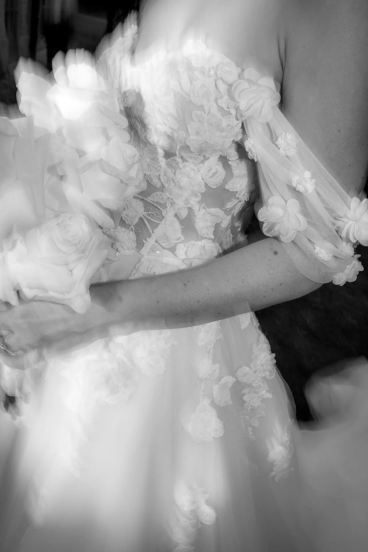 Künstlerisches Bewegungsbild Braut mit Brautstrauß schwarz-weiß