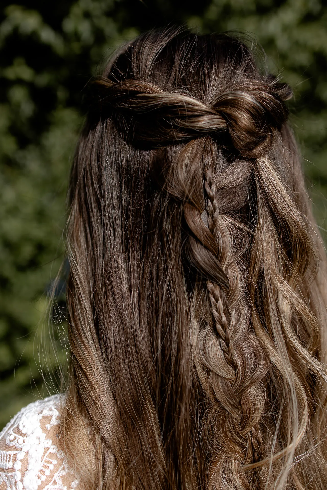 Brautfrisur mit Flechtdetails – romantische Hochzeitsfotografie München
