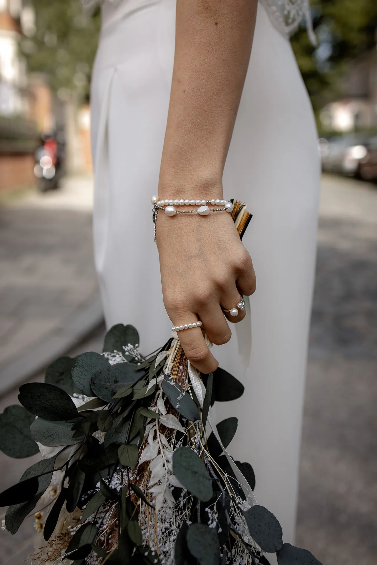 Brautdetail mit Perlenarmband und Boho-Strauß – Hochzeitsfotografie München