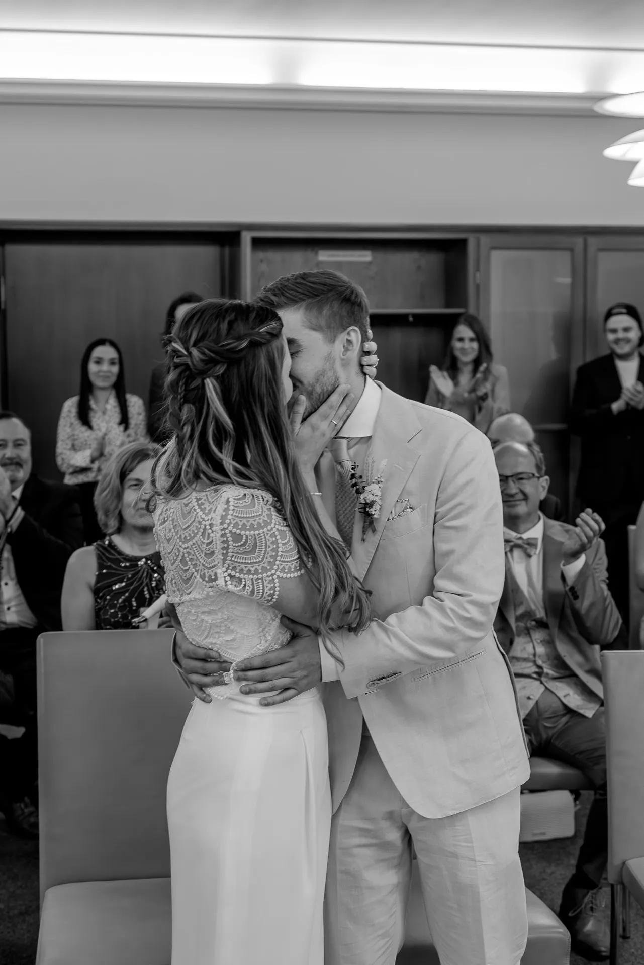 Erster Kuss als Ehepaar im Standesamt Mandlstraße München – emotionale Trauung