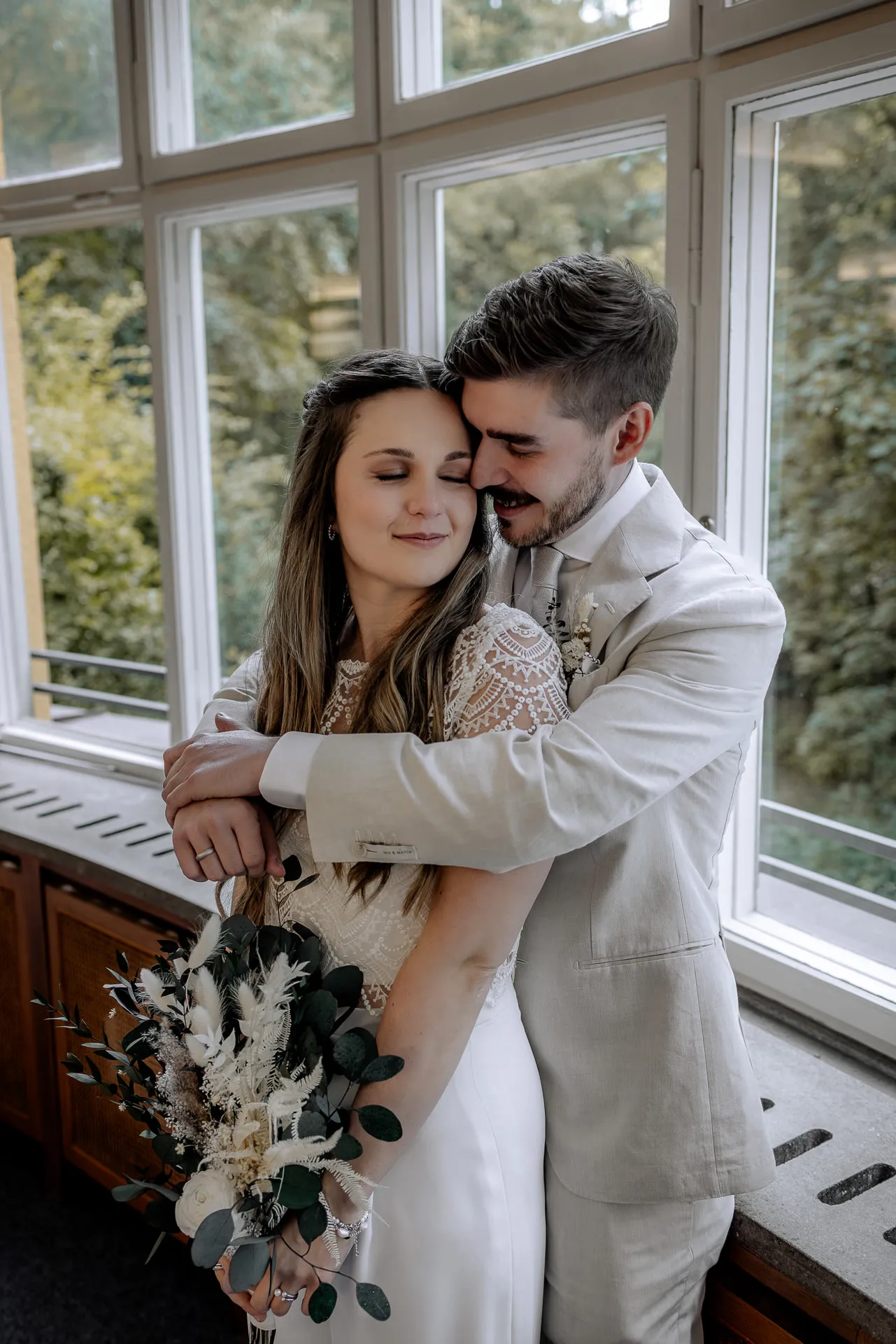 Inniger Moment am Fenster nach standesamtlicher Trauung München