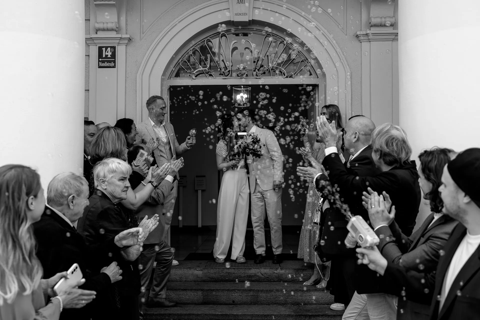 Seifenblasen-Empfang nach Trauung im Standesamt Mandlstraße München