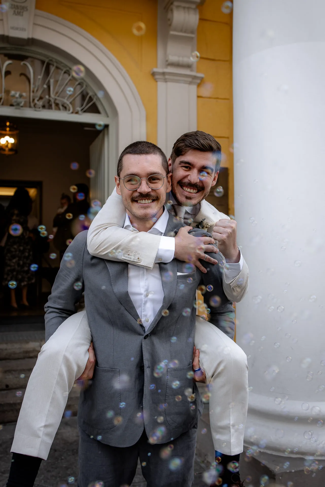 Bräutigam mit Hochzeitsgast vor Standesamt Mandlstraße München