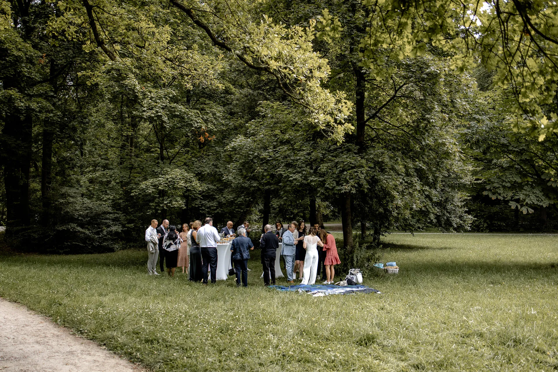 Hochzeitsgesellschaft im Englischen Garten München – natürliche Hochzeitsfotografie