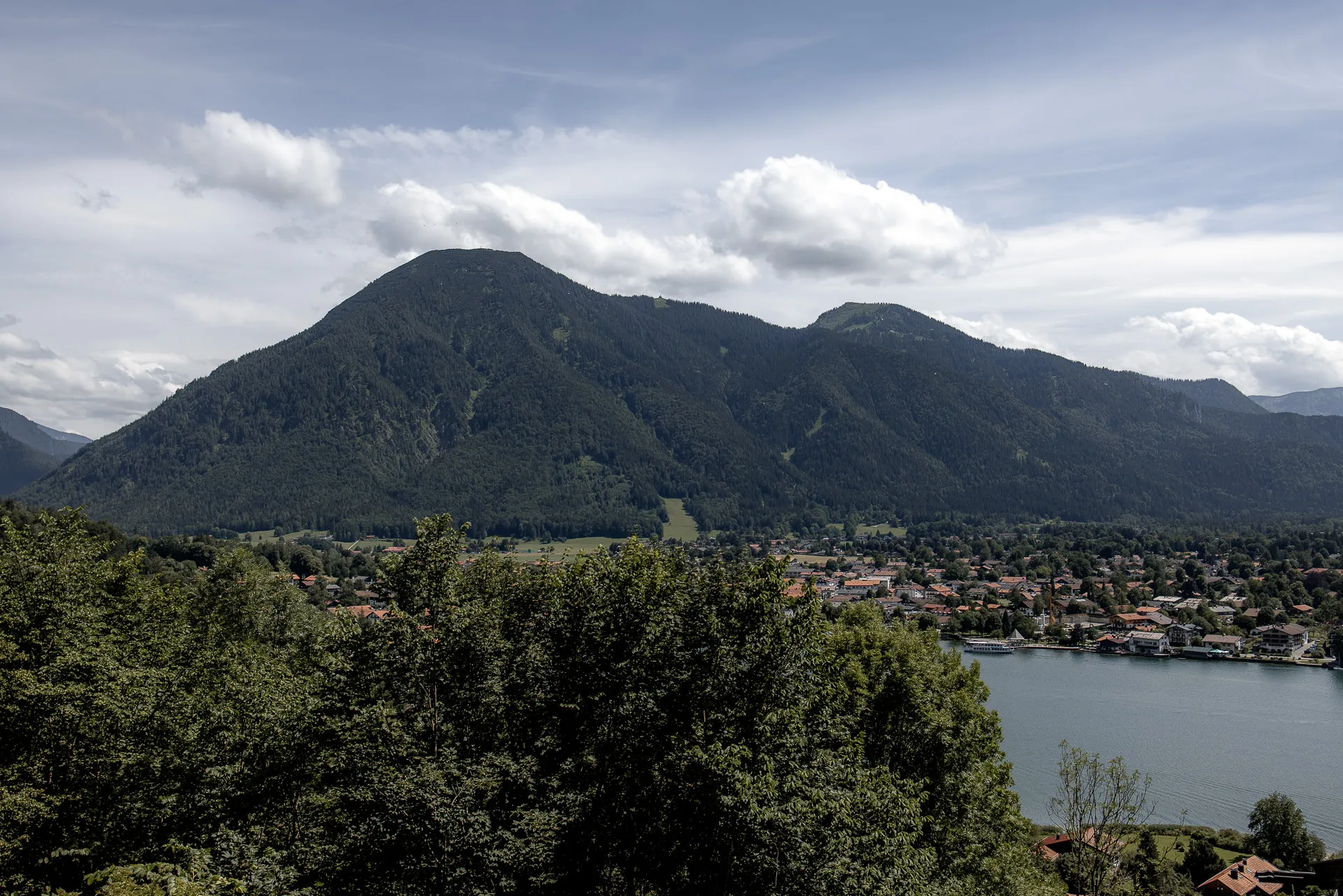 Tegernsee Bergpanorama mit Blick auf den See – Hochzeitslocation Leeberghof