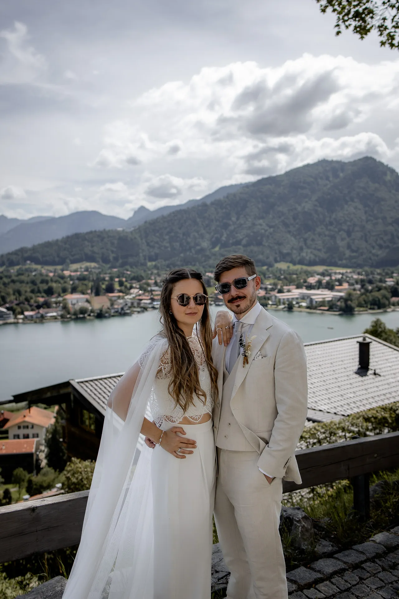 Lässiges Brautpaar-Porträt am Tegernsee mit Bergpanorama – moderne Hochzeitsfotografie Leeberghof