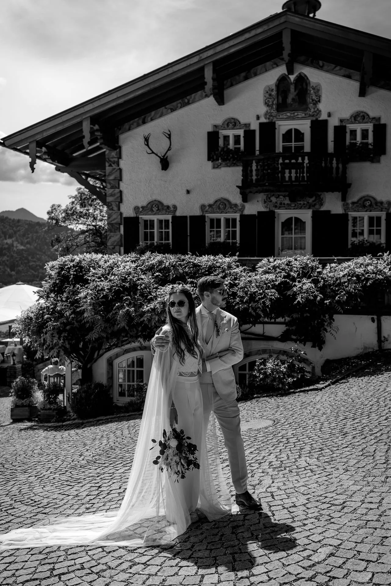Hochzeitspaar vor Leeberghof Tegernsee in Schwarz-Weiß – traditionelle bayerische Location