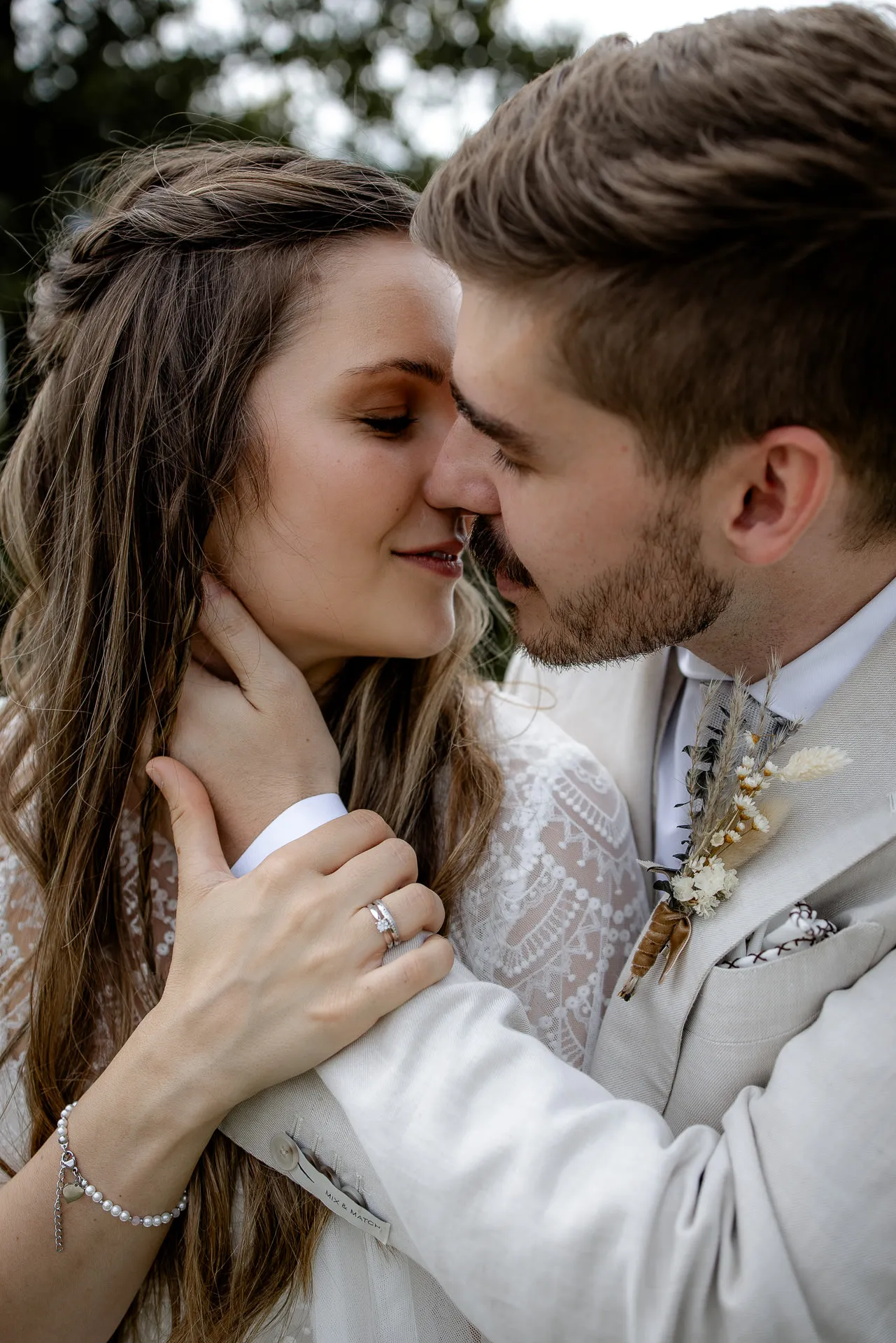 Innige Brautpaar-Nahaufnahme mit Eheringen am Tegernsee – emotionale Hochzeitsfotografie