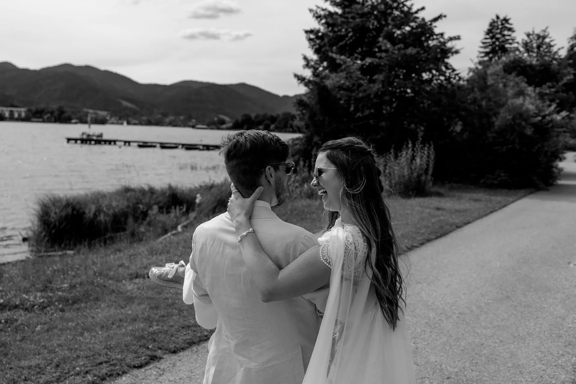 Brautpaar-Spaziergang am Tegernsee-Ufer in Schwarz-Weiß – romantische Hochzeitsfotografie