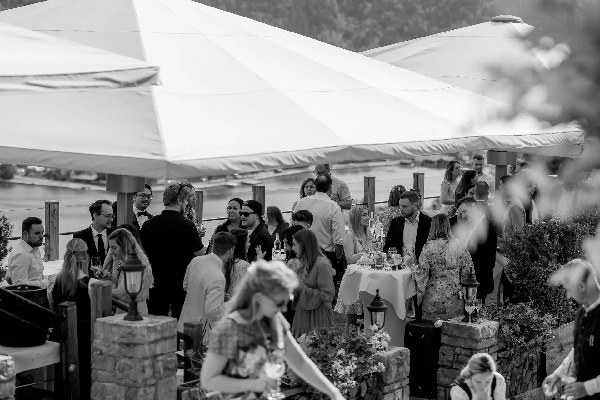 Hochzeitsfeier auf Terrasse im Leeberghof am Tegernsee – elegante Hochzeitsfotografie in Schwarz-Weiß