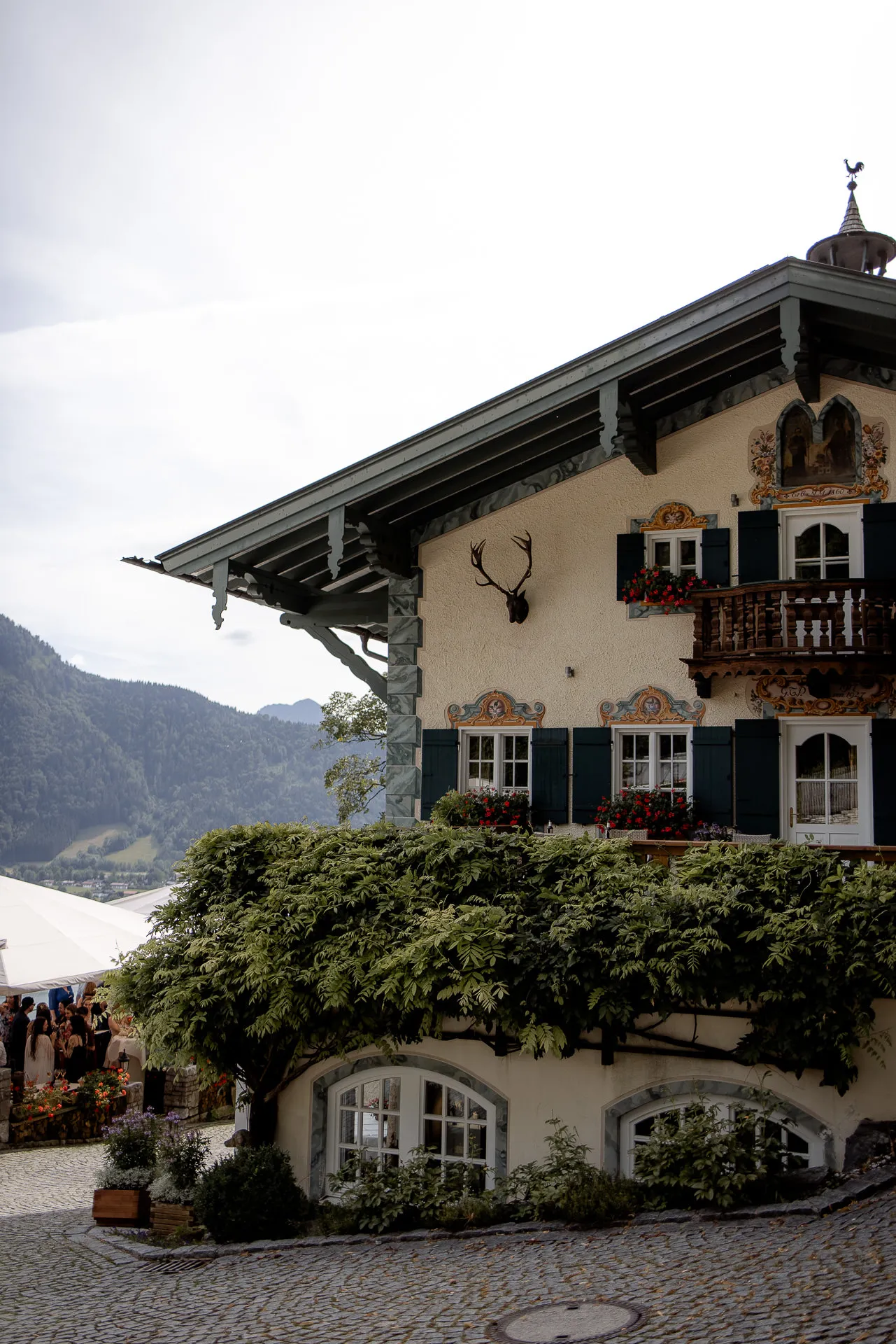 Leeberghof am Tegernsee Außenansicht – traditionelle bayerische Hochzeitslocation mit Bergblick