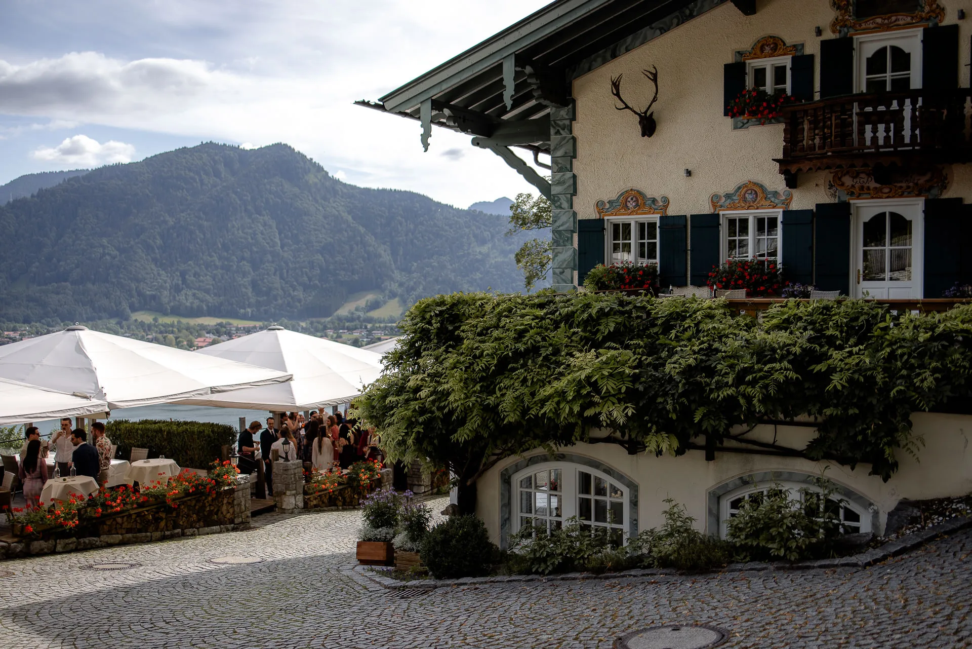 Hochzeitsgesellschaft im Leeberghof mit Tegernsee-Panorama – traumhafte Hochzeitslocation Bayern
