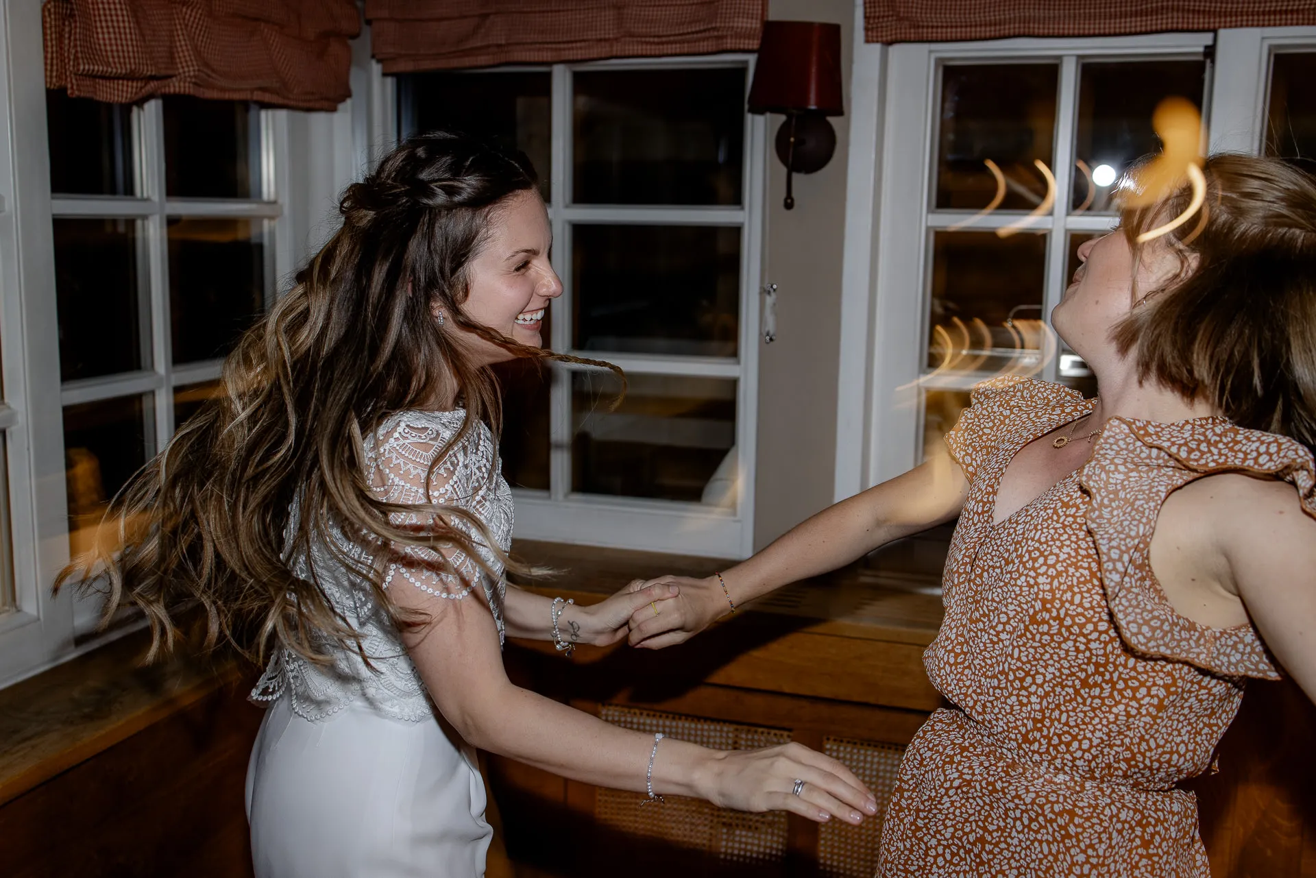Braut beim Tanzen auf Hochzeitsfeier im Leeberghof – ausgelassene Hochzeitsfotografie