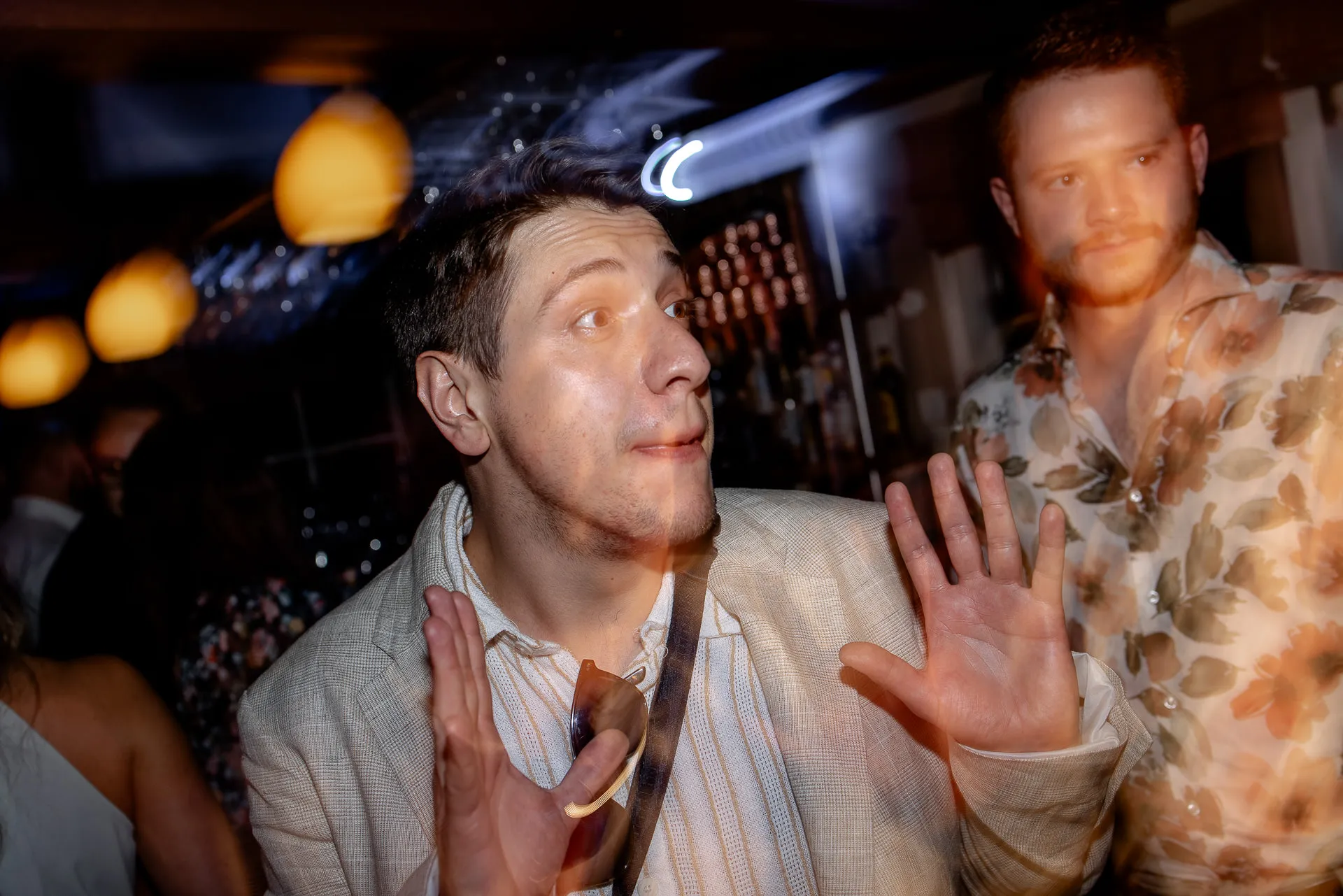 Bräutigam beim Feiern auf der Tanzfläche im Leeberghof – lebendige Hochzeitsparty-Fotografie