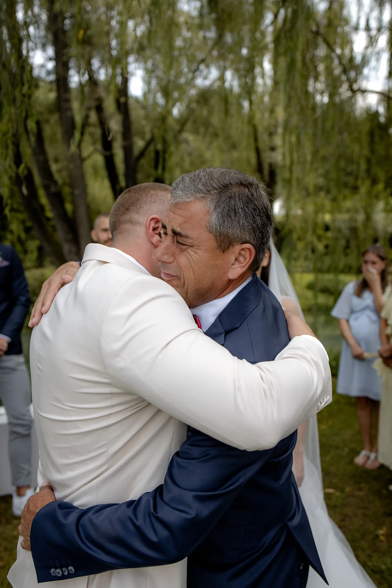 Herzliche Umarmung zwischen Bräutigam und Vater bei italienischer Hochzeit