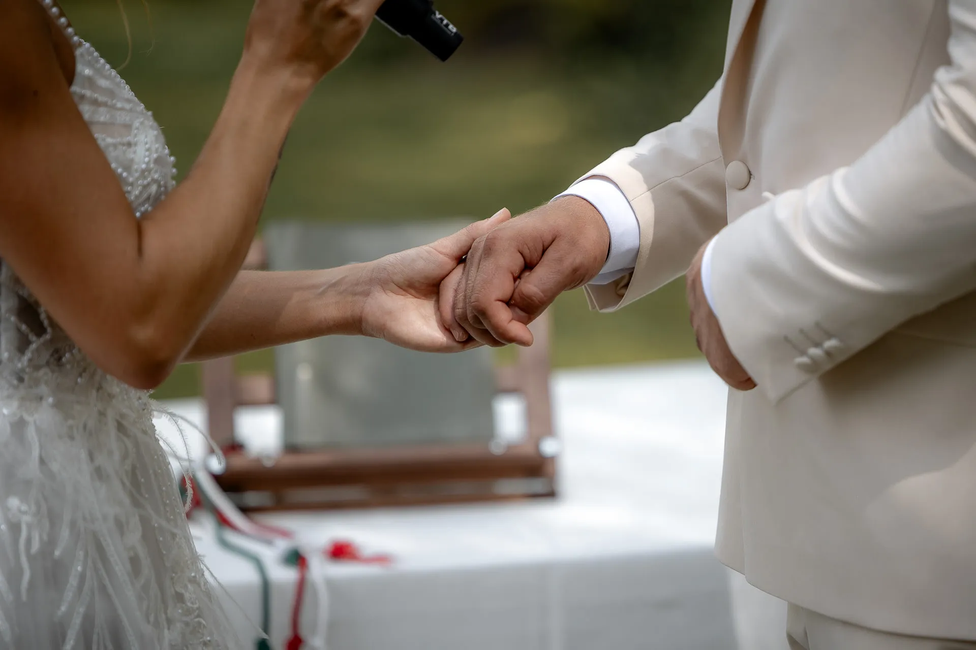 Detailaufnahme des Ringtauschs bei der italienischen Hochzeitszeremonie