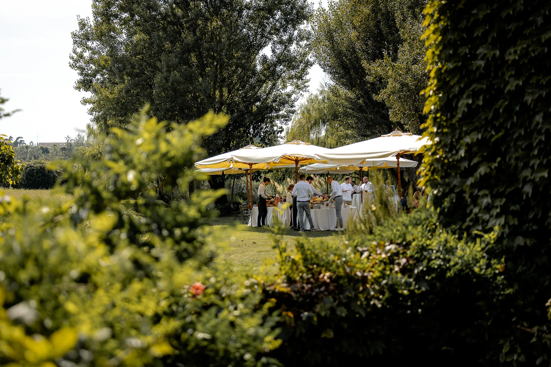 Hochzeitsgesellschaft unter Pavillon im grünen Garten von La Finestra sul Fiume