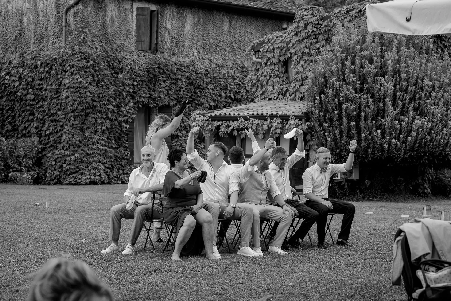 Hochzeitsgäste spielen begeistert Gruppenspiel bei italienischer Feier