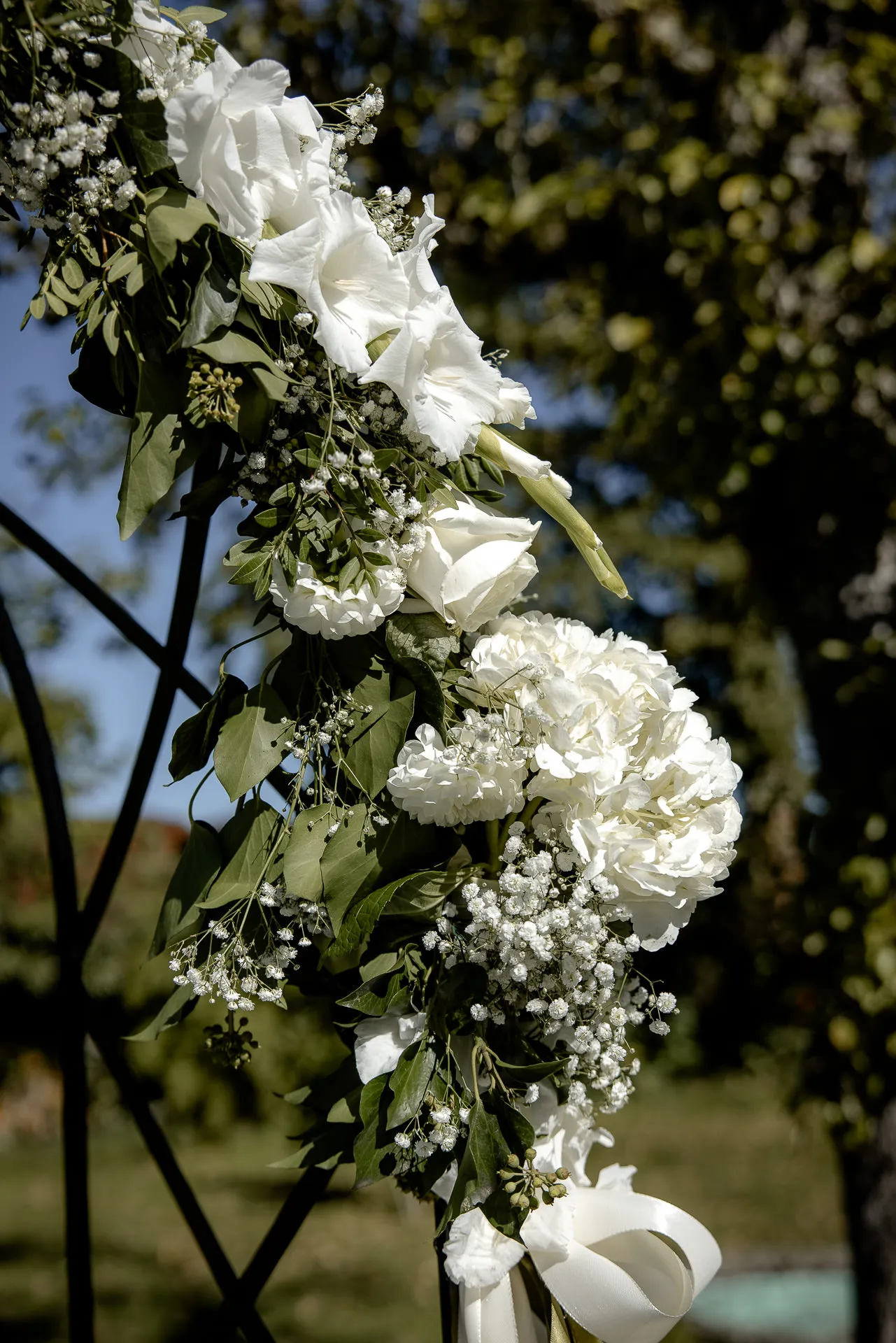 Elegante weiße Blumendekoration für Trauungszeremonie auf Gut Sonnenhausen Landhochzeit
