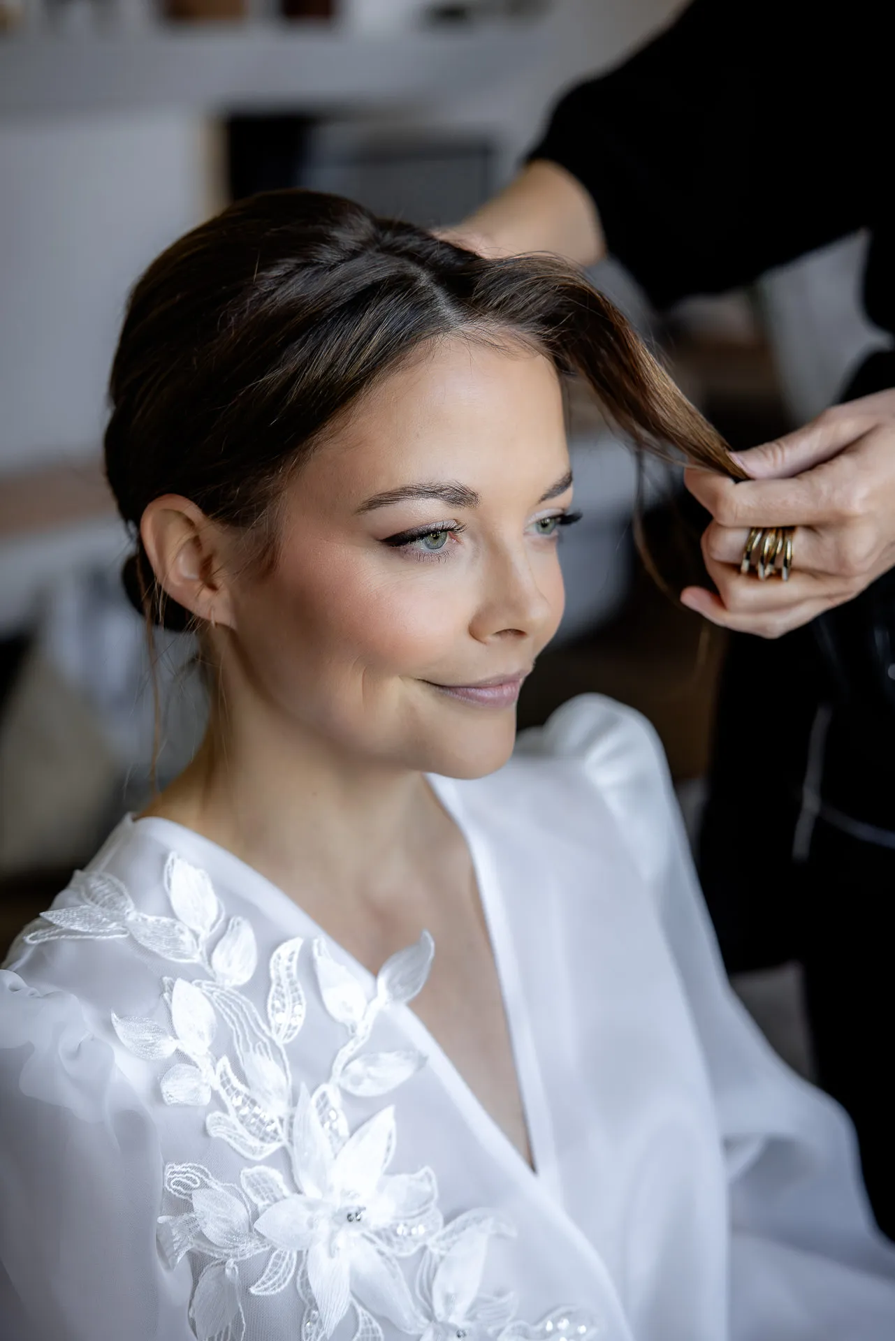 Braut bei Hochzeitsvorbereitung mit Friseurin auf Gut Sonnenhausen