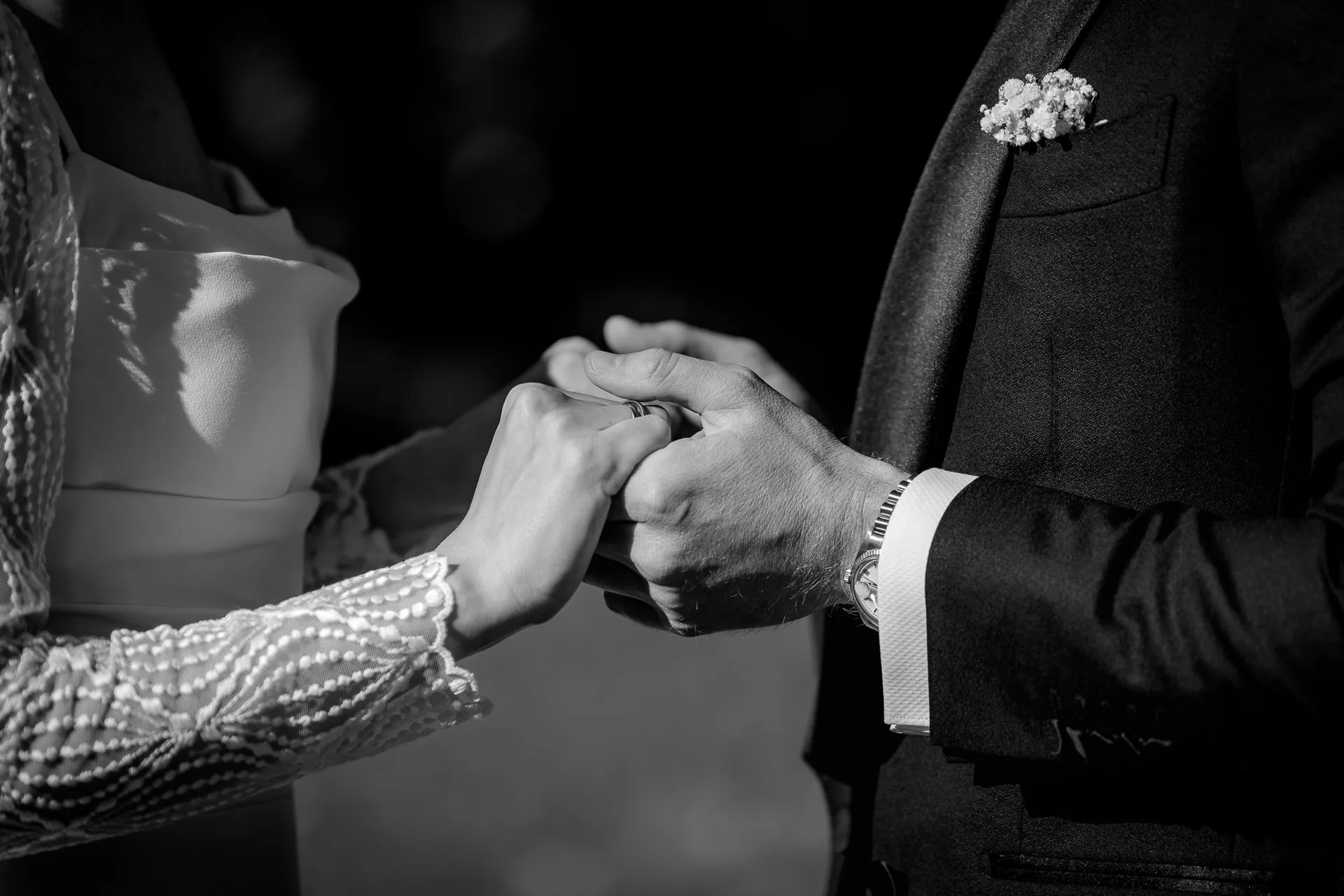 Ringtausch bei Trauung in Schwarz-Weiß auf Gut Sonnenhausen Hochzeit