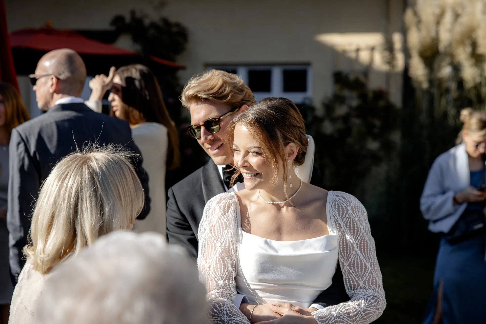 Strahlendes Brautpaar Luise und Tobias bei Landhochzeit auf Gut Sonnenhausen