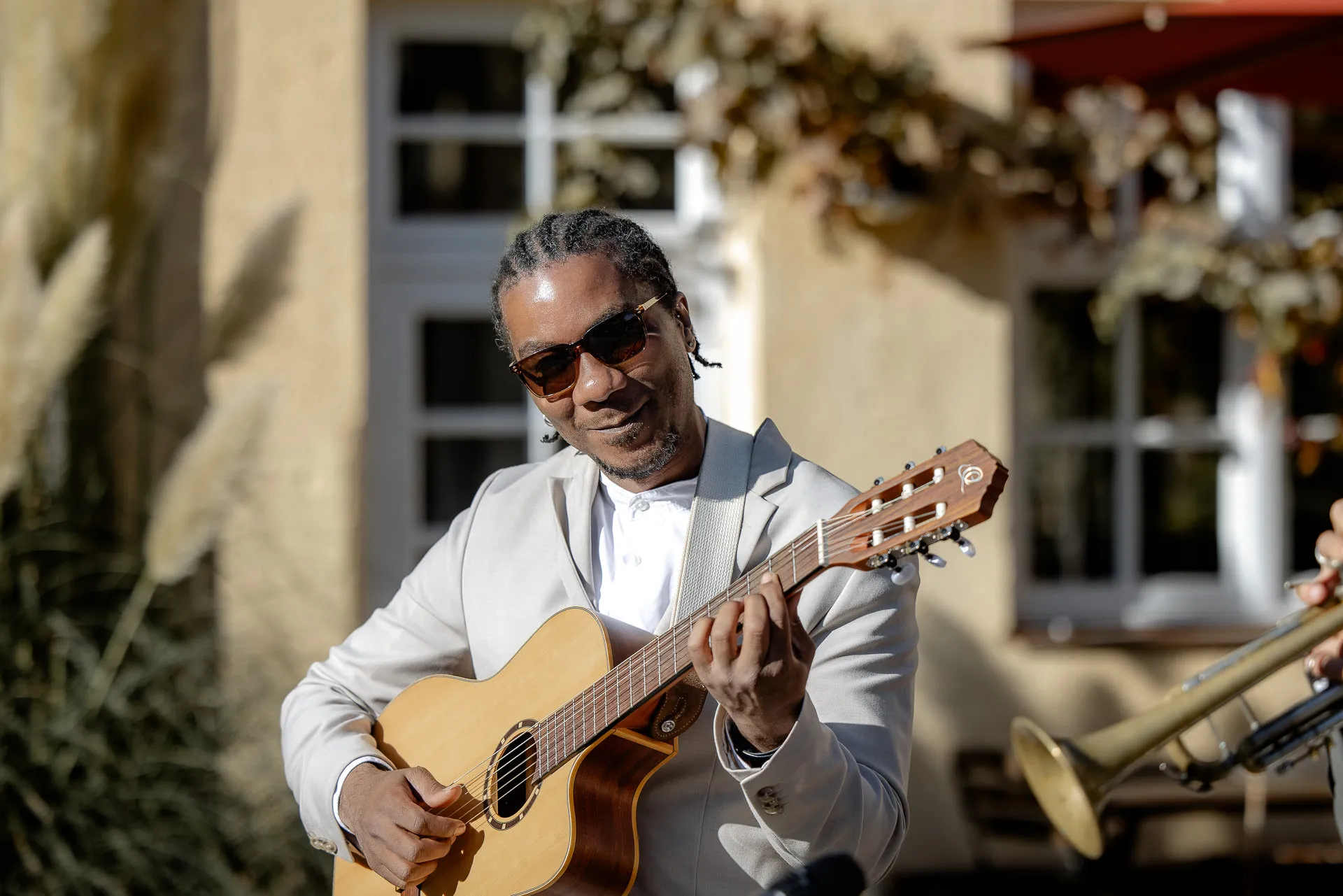 Live-Musiker spielt Gitarre bei Hochzeitsfeier auf Gut Sonnenhausen Landhochzeit