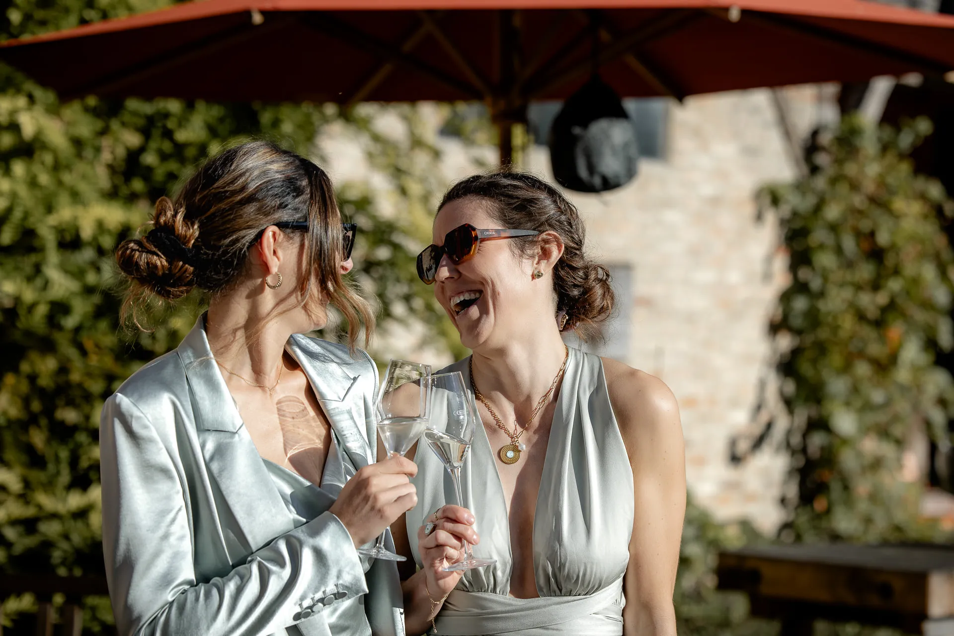 Hochzeitsgäste stoßen mit Champagner an bei Feier auf Gut Sonnenhausen Landhochzeit