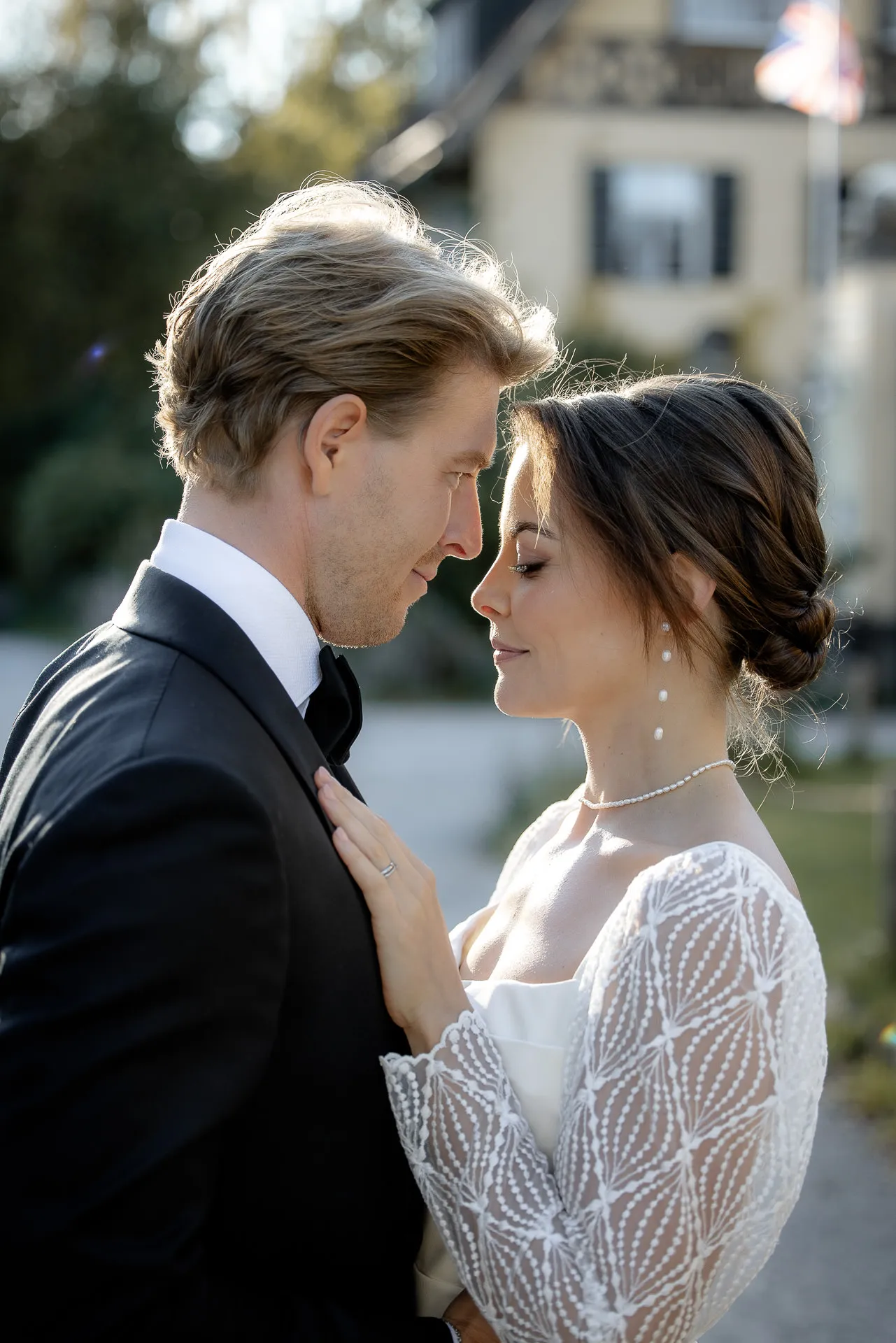 Brautpaar blickt sich liebevoll an bei Hochzeit auf Gut Sonnenhausen in goldenem Licht